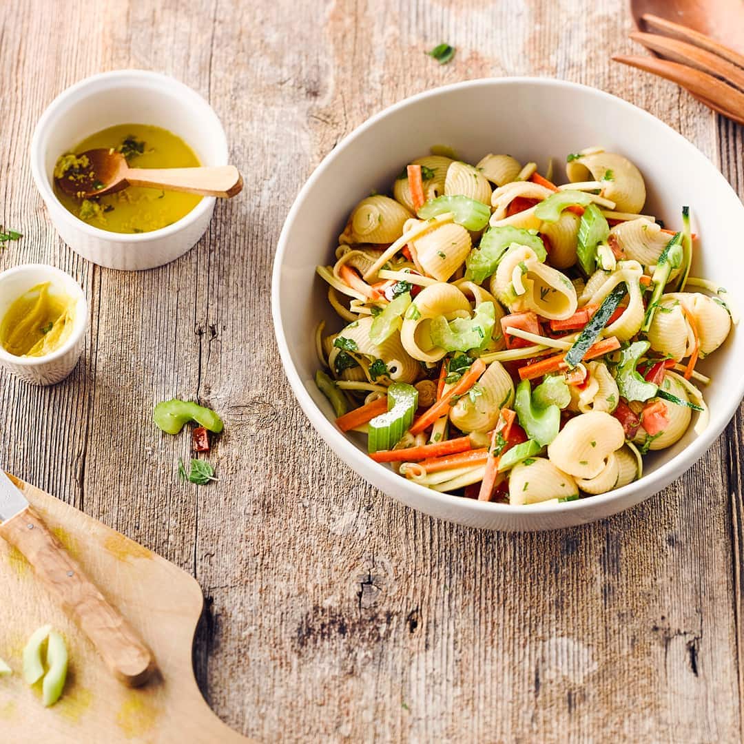 Dieses leckere Pastagericht lässt sich gut am Abend vorher zubereiten: Probieren Sie unseren bunten Nudelsalat mit Gemüse wie Tomate, Zucchini, Karotte und Sellerie an pikantem Essig-Senf-Dressing mit frischen Kräutern!