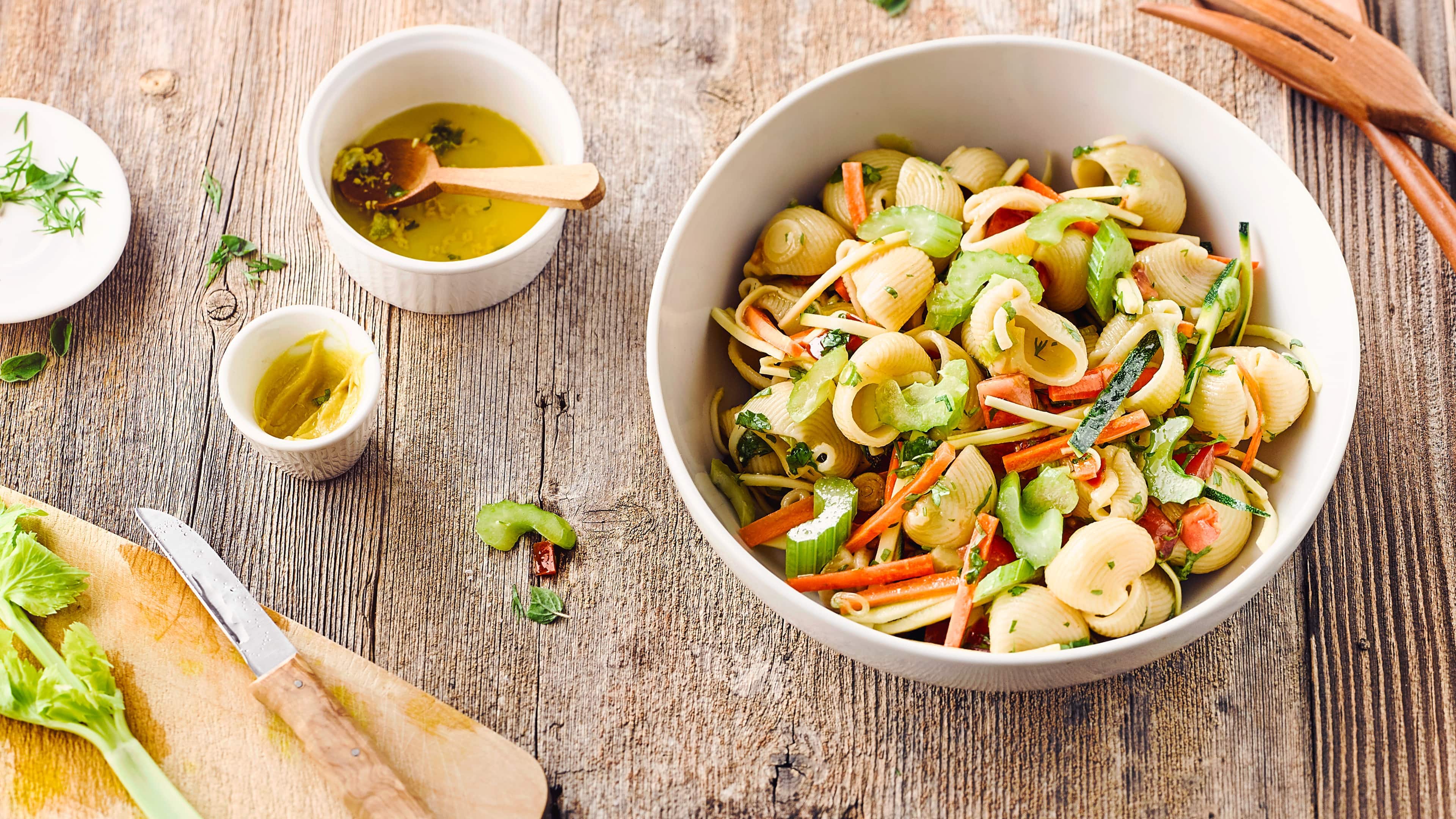 Nudelsalat mit Gemüse Dieses leckere Pastagericht lässt sich gut am Abend vorher zubereiten: Probieren Sie unseren bunten Nudelsalat mit Gemüse wie Tomate, Zucchini, Karotte und Sellerie an pikantem Essig-Senf-Dressing mit frischen Kräutern!