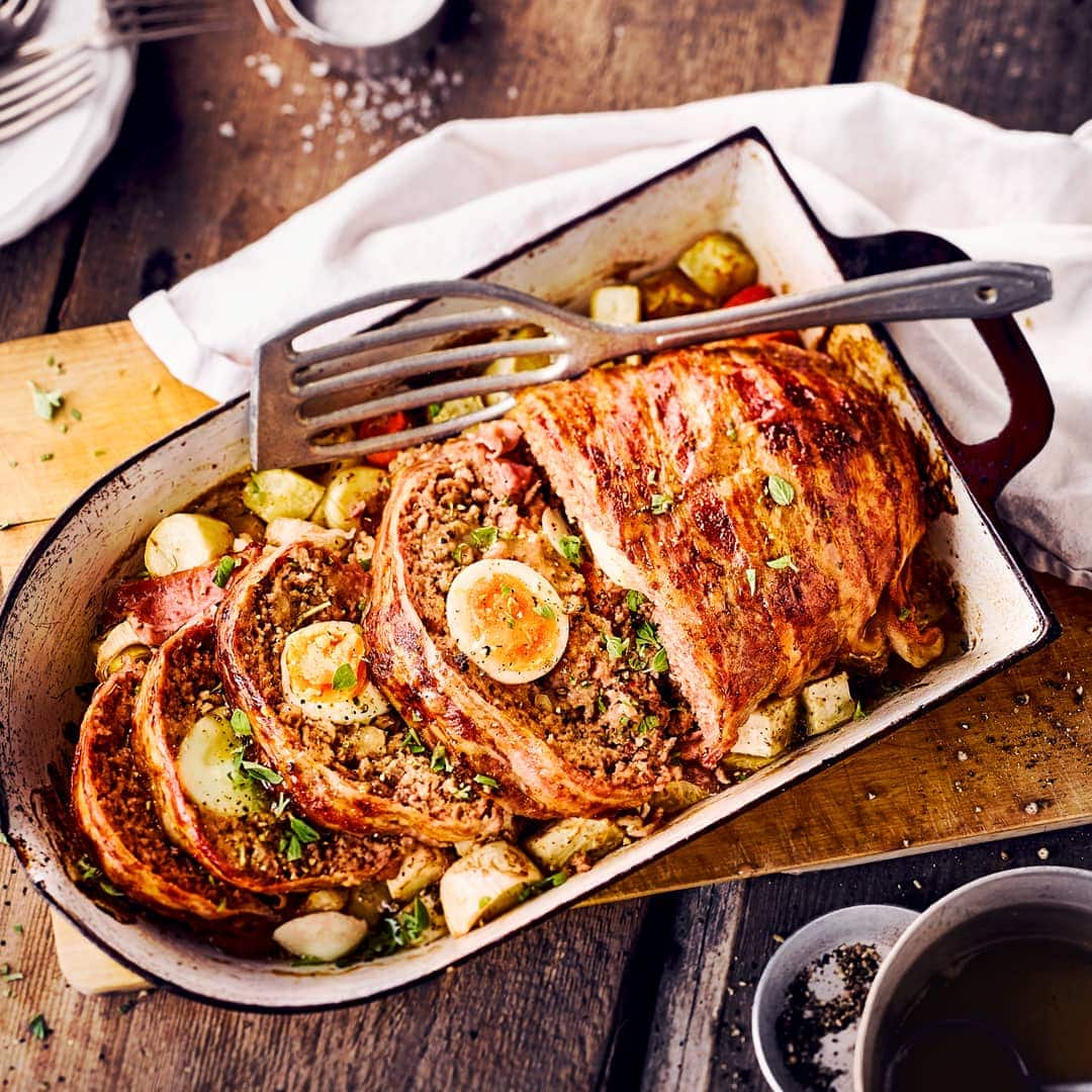 Ob mediterran gewürzt, im Teigmantel oder als traditioneller "falscher Hase" nach unserem Rezept – Hackbraten kann vielseitig zubereitet und mit Beilagen ganz nach Ihrem Geschmack serviert werden. Probieren Sie es aus.