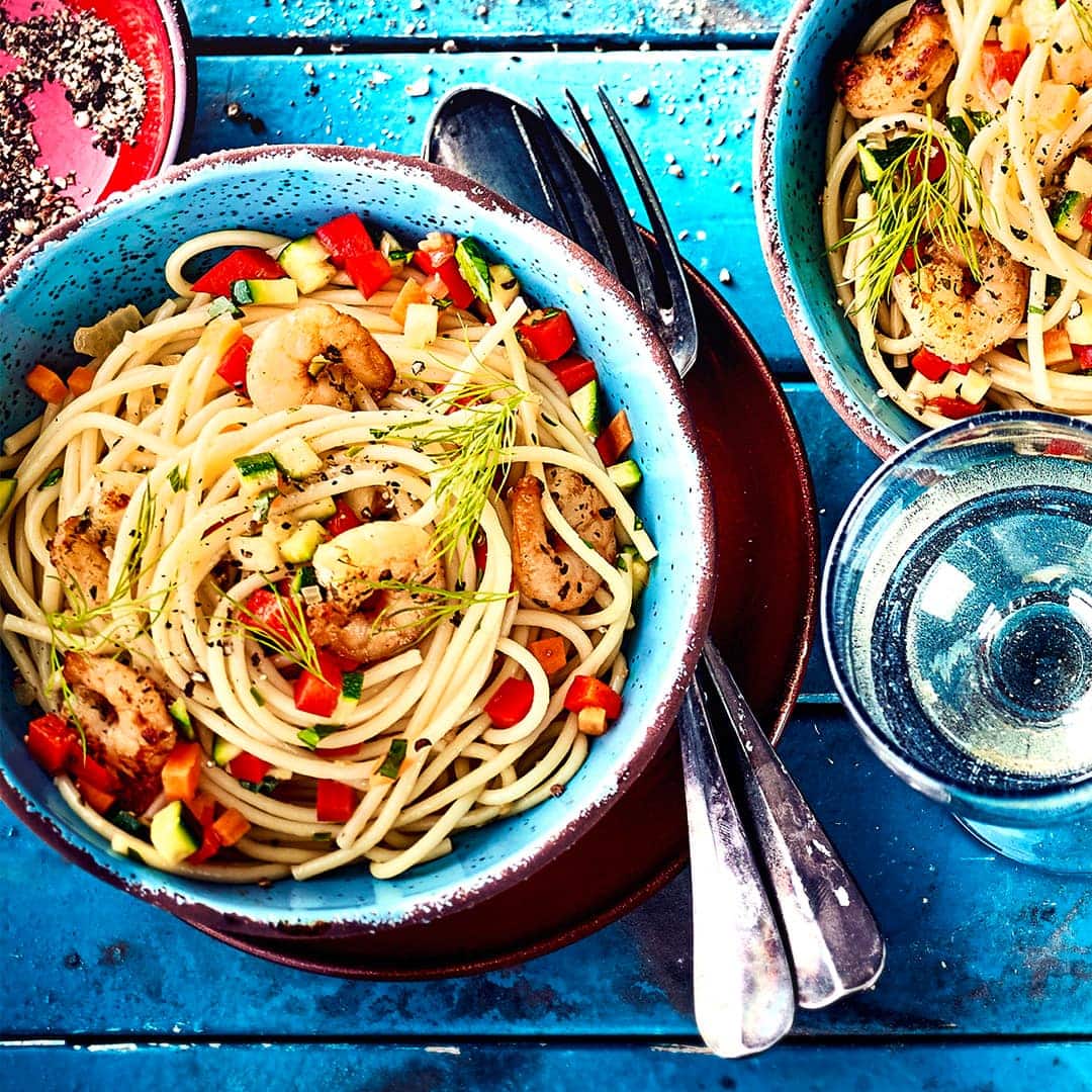 Lust auf Schlemmen wie im Urlaub in Italien? Dann kochen Sie nach dem Rezept von EDEKA Spaghetti mit Garnelen und genießen Sie Meeresfrüchte mit Nudeln.