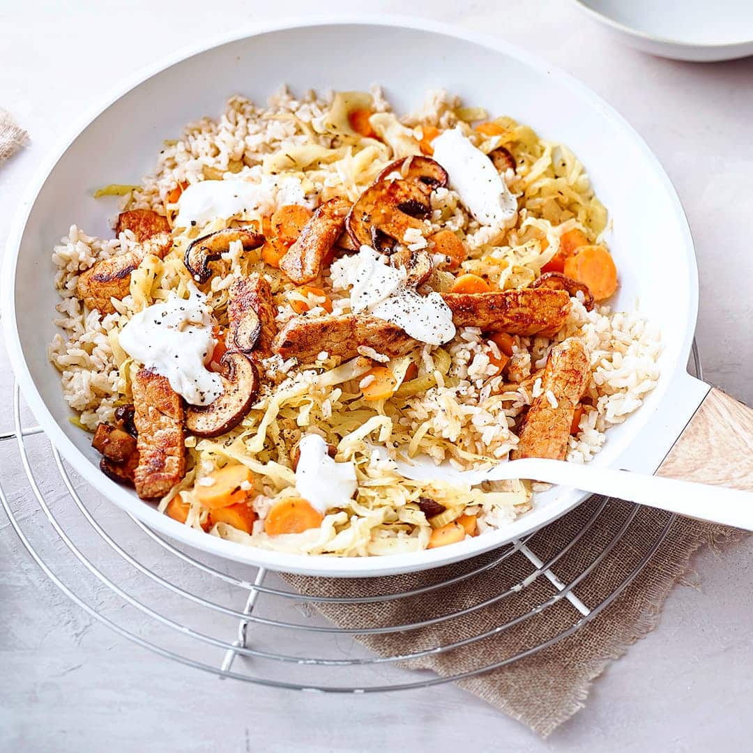 Bereiten Sie mit frischen Zutaten und saftigen Schweineschnitzeln eine vollwertige und leckere Mahlzeit zu! Unser Rezept verrät Ihnen, wie.