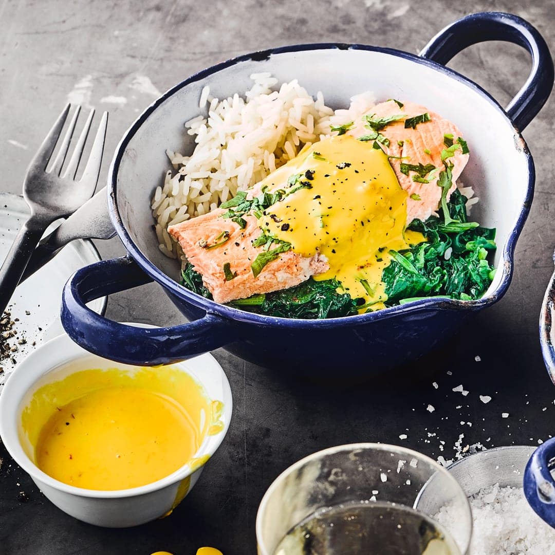 Dieses Fischgericht haben Sie in 40 Minuten zubereitet: Probieren Sie unsere pochierten Lachsschnitten mit Liebstöckel in Safran-Lauch-Weißwein-Soße an Bärlauch-Blattspinat und Reis!