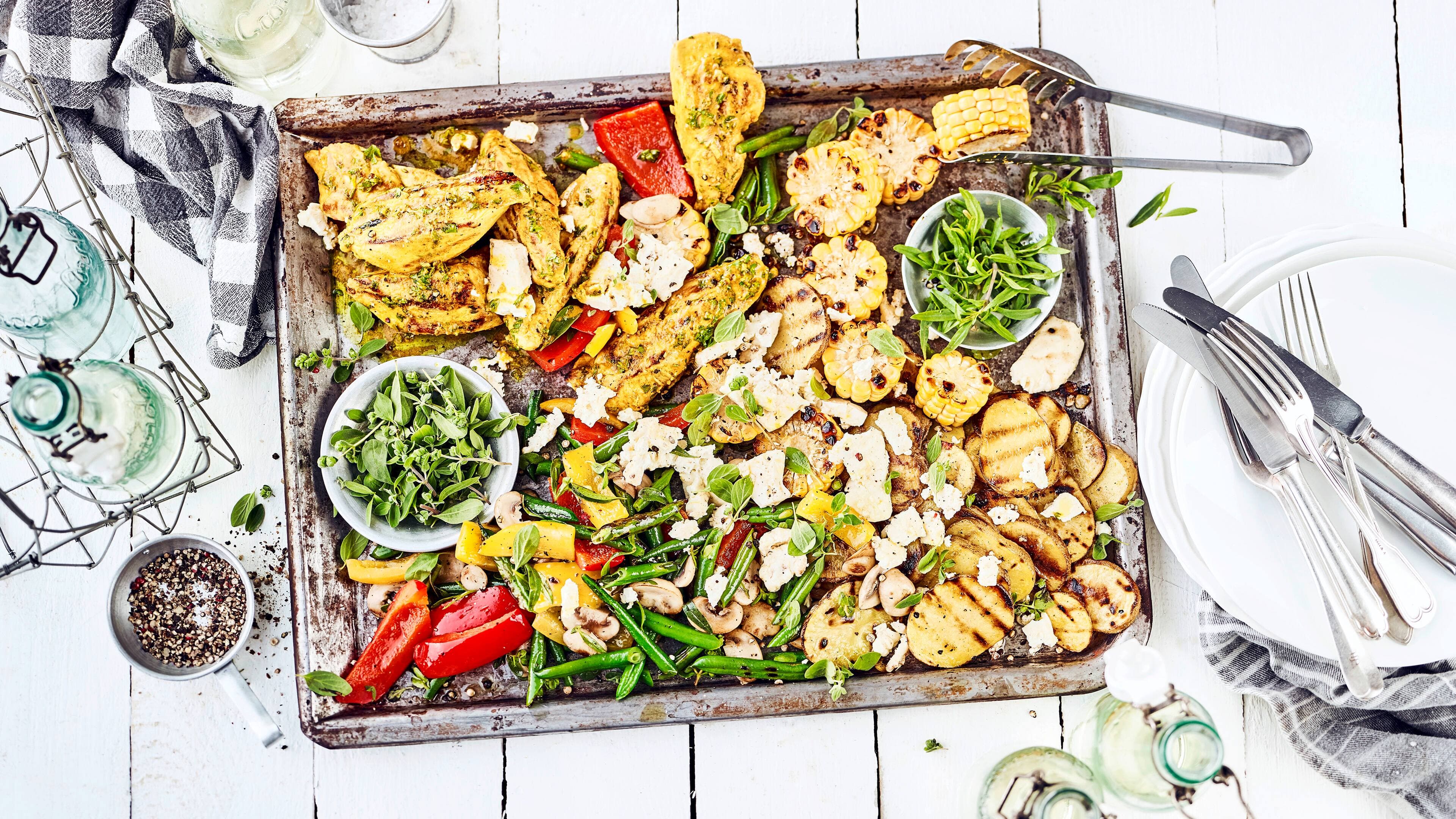 Gegrillte Hähnchenschnitzel Bereiten Sie gegrillte Hähnchenschnitzel im Thymian-Curry-Gewürzmantel mit einer bunten Gemüsepfanne und Kartoffeln als Beilage zu.