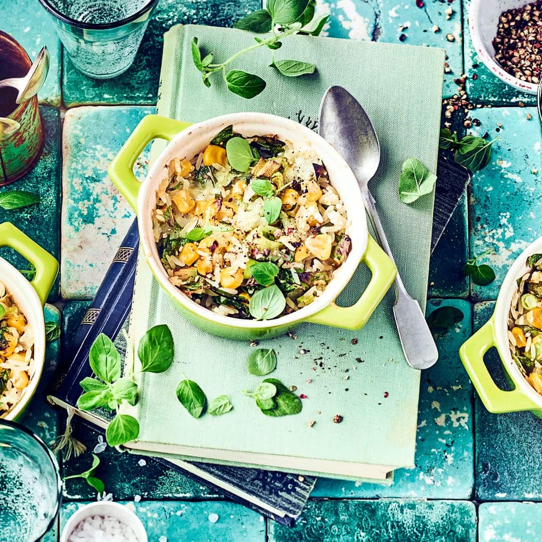 Unser Tipp für ein schnelles Gericht ohne Fleisch: Probieren Sie unseren Reisauflauf mit Spinat, Mais und Emmentaler-Käse – pikant und lecker!