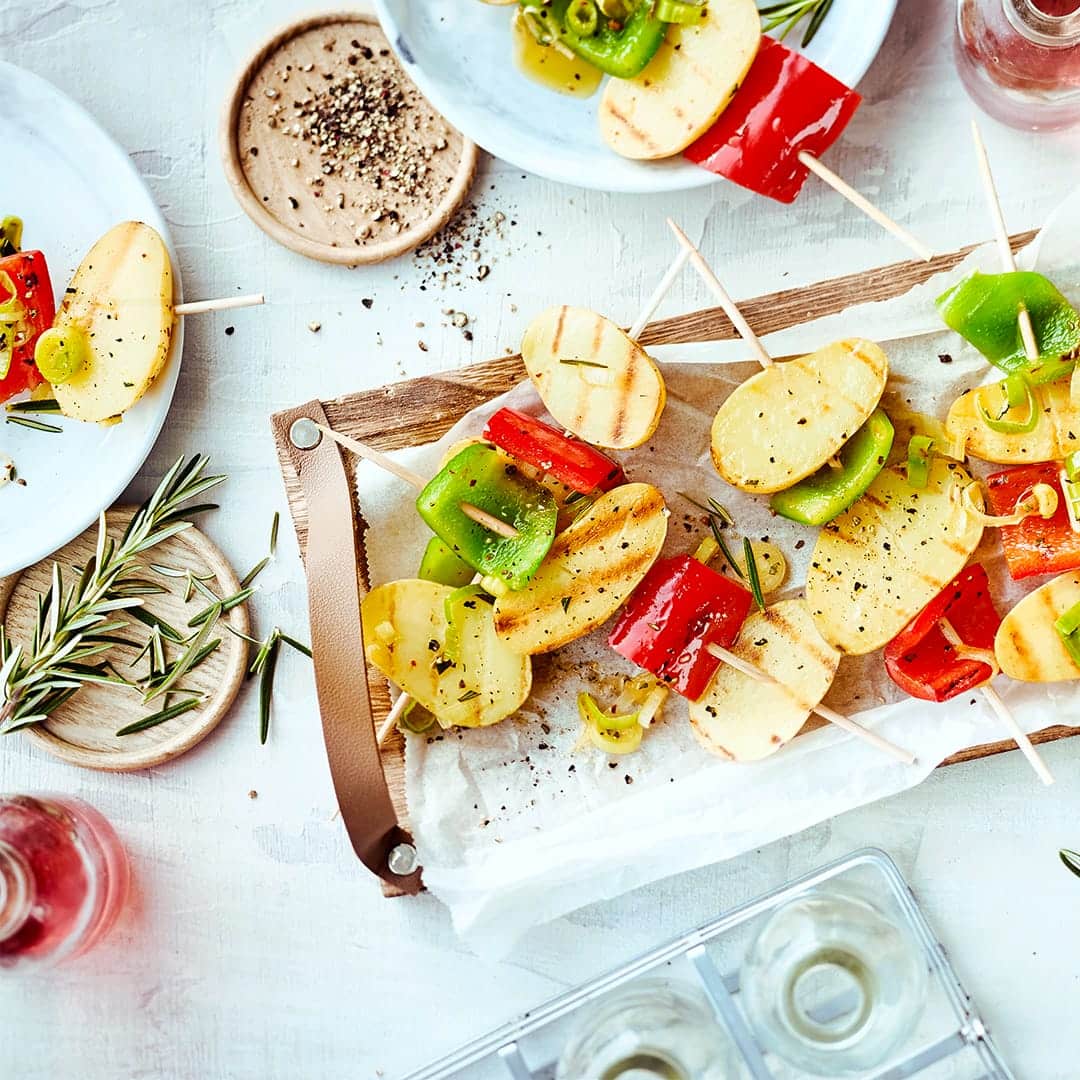 Kleine Kartoffeln mit Paprikastücken auf Spieße gesteckt und gegrillt. Lecker mit frischem Rosmarin gewürzt bekommen die Spieße eine mediterrane Note.