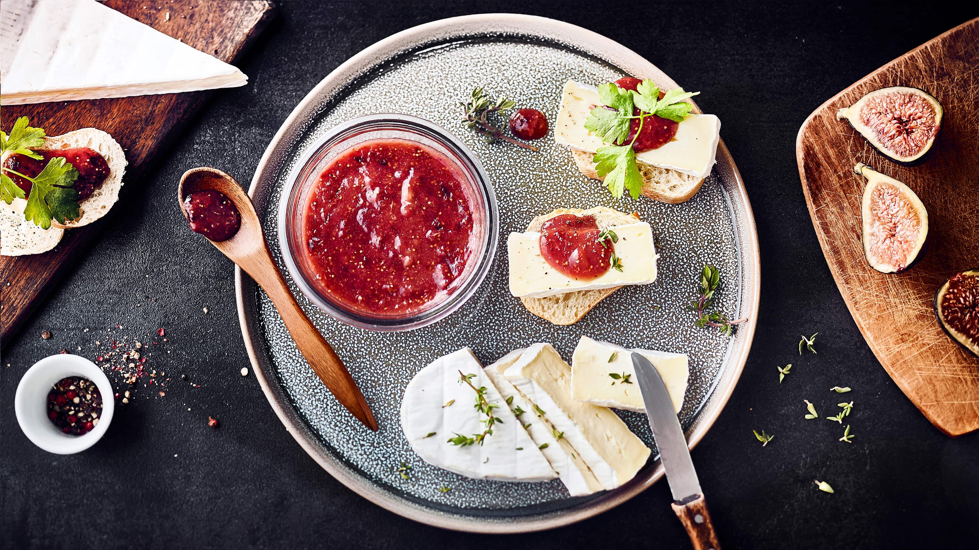 Feigensenf Frischer Feigensenf rundet eine gemischte Käseplatte wunderbar ab. Mit unserem Rezept für selbstgemachten Feigensenf ist er im Handumdrehen fertig.