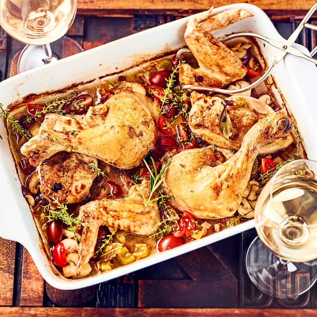 Appetit auf ein pikantes Gericht mit Geflügel? Dann probieren Sie unser Huhn geschmort in Karotten-Sellerie-Gemüse mit gebratenem Speck und einem Schuss Riesling – fertig in nur einer Stunde!
