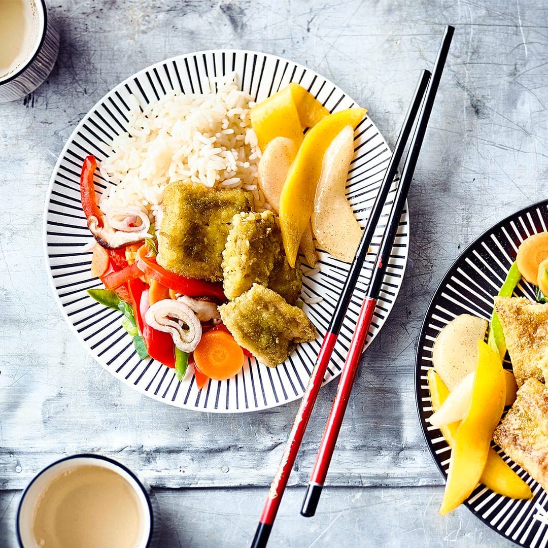 Sie essen gerne asiatisch? Dann sollten Sie unbedingt unser Rezept für Fischfilet mit Gemüse, Reis und leckerer Zimtmango ausprobieren.