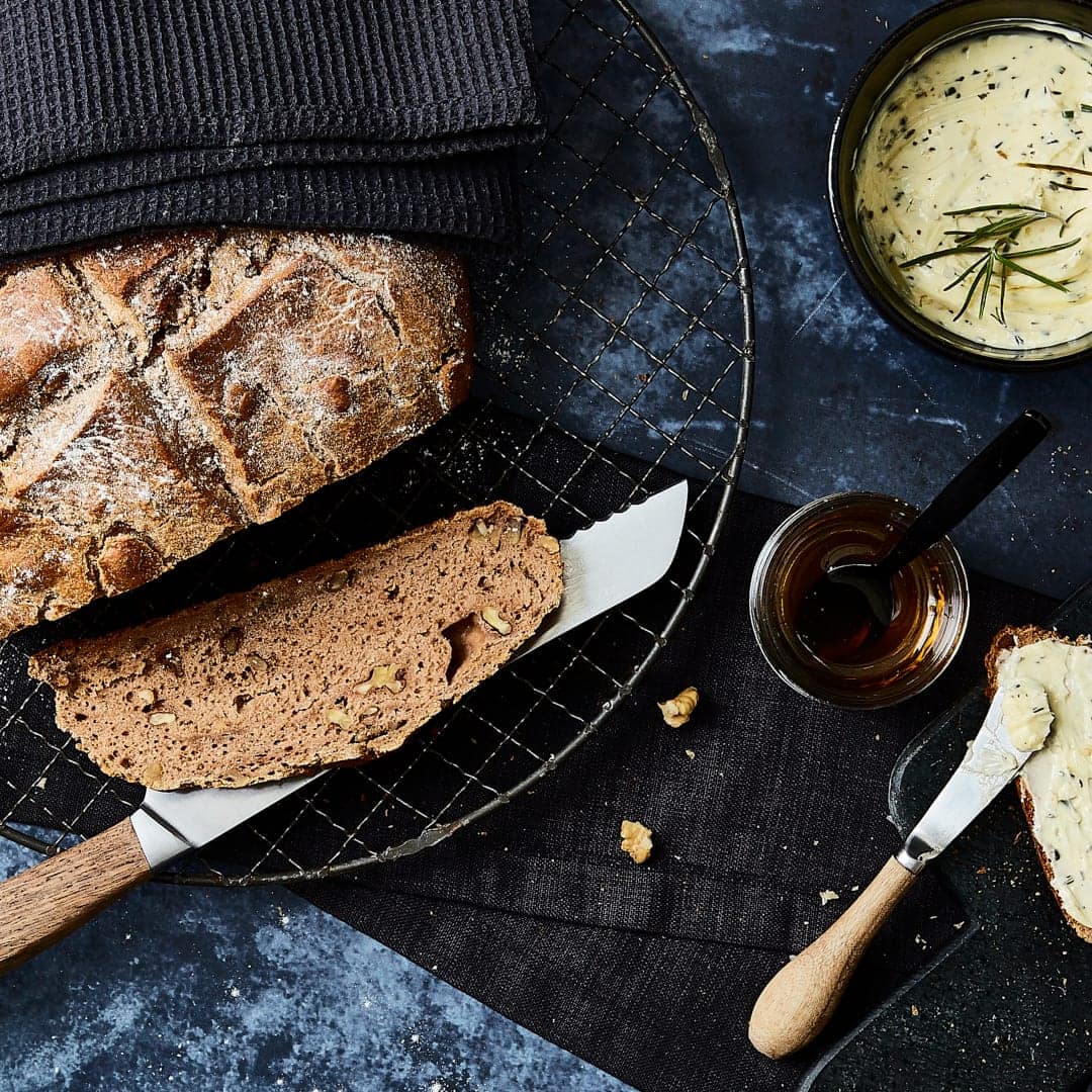 Herrlich zum Salat, beim Grillen oder einfach zum Abendbrot: Entdecken Sie unser Rezept für selbstgemachtes Walnussbrot mit Honig-Rosmarin-Butter!