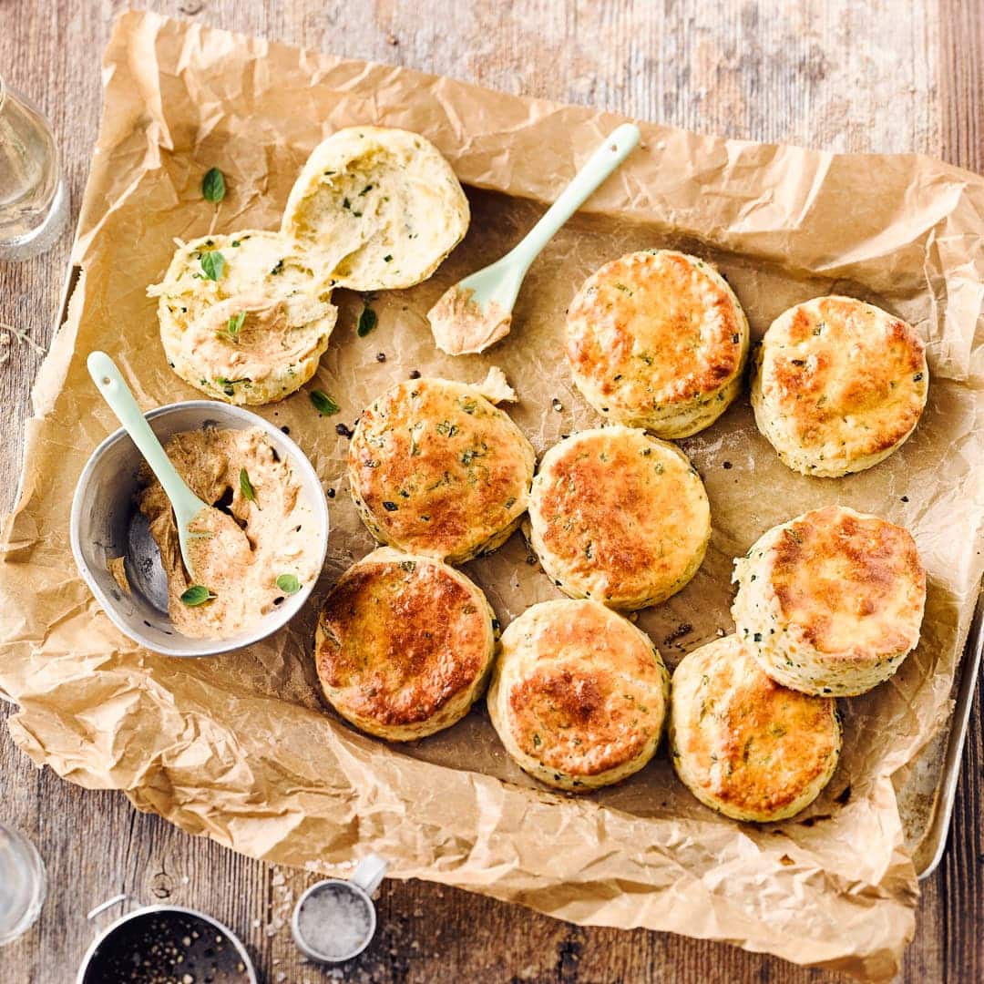 Scones, die klassischen englischen Teebrötchen, lassen sich auf vielfältige Art mit süßen oder herzhaften Aufstrichen genießen.