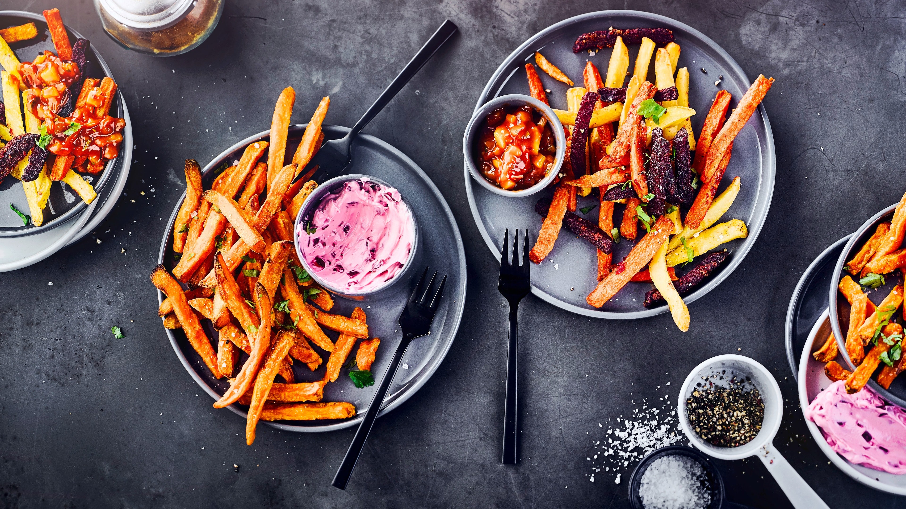 Gemüse-Pommes mit Dips Genießen Sie unsere EDEKA Gemüse-Pommes und Süßkartoffel-Pommes mit zweierlei selbst gemachten Dips aus Roter Bete und Papaya.