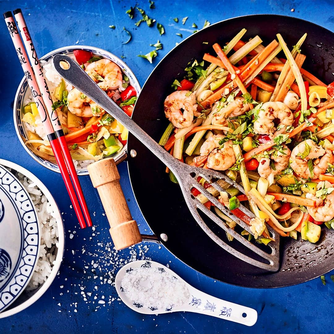 Leckeres Asiatisches Wokgericht mit Garnelen und viel frischem Gemüse. Dazu köstlich gewürzt!