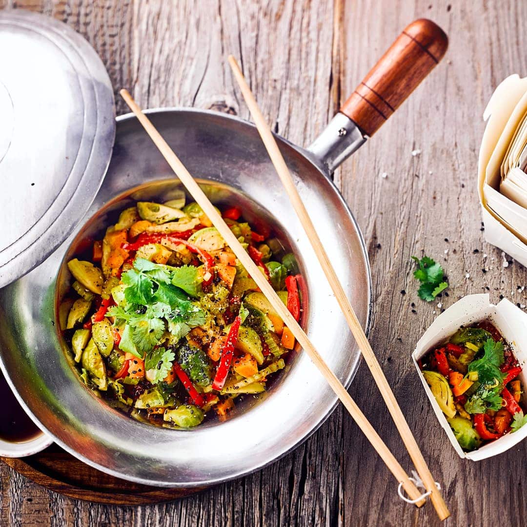 Rosenkohl, Paprika, Karotten und Staudensellerie asiatisch scharf angebraten im Wok: Eine moderne Version des klassischen Rosenkohls, der auch hier sein einzigartiges Aroma entfaltet!