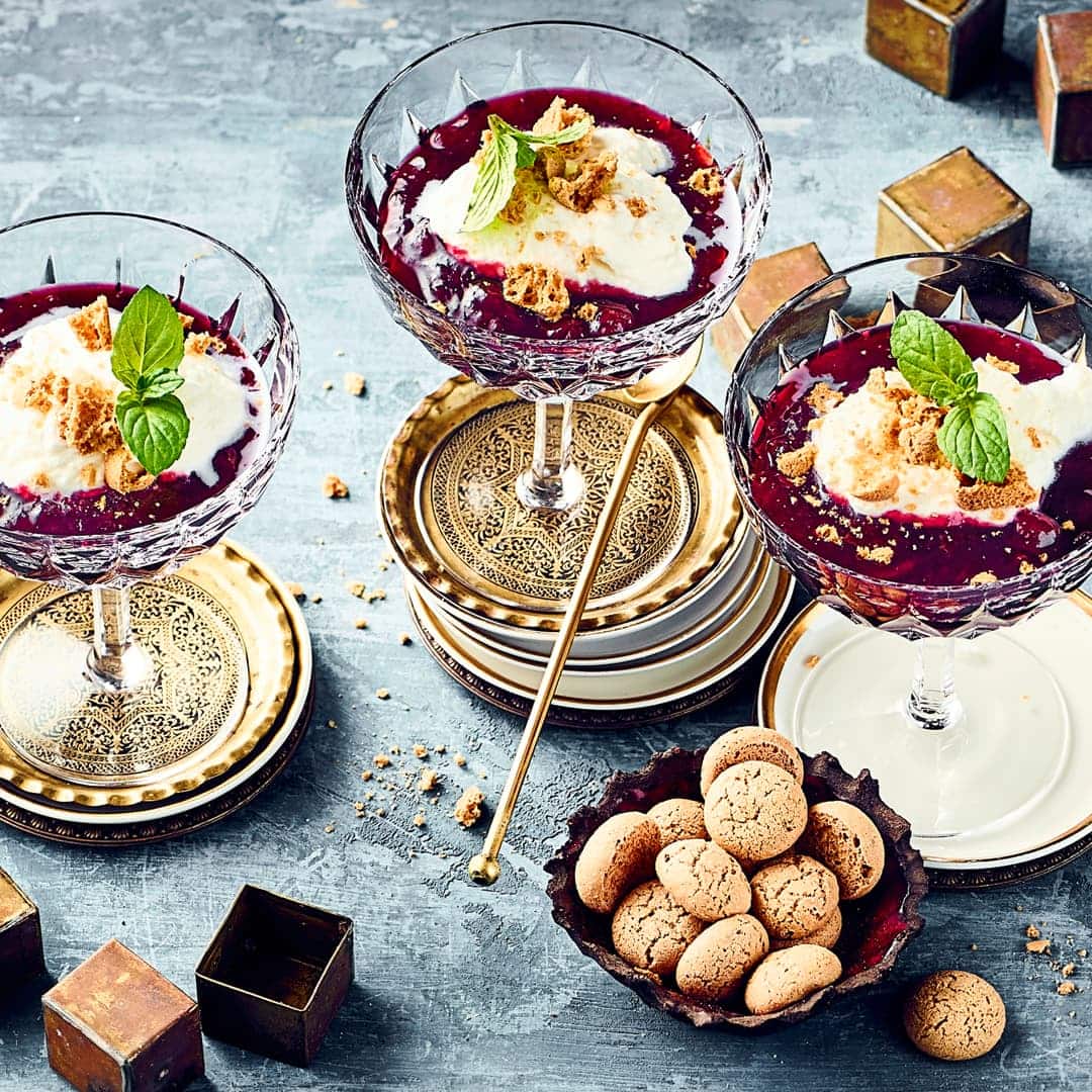 Leckeres Dessert im Glas: Unser fruchtig-süßer Kompott aus frischen Sauerkirschen - Mit Joghurt verfeinert und Amarettinis serviert.