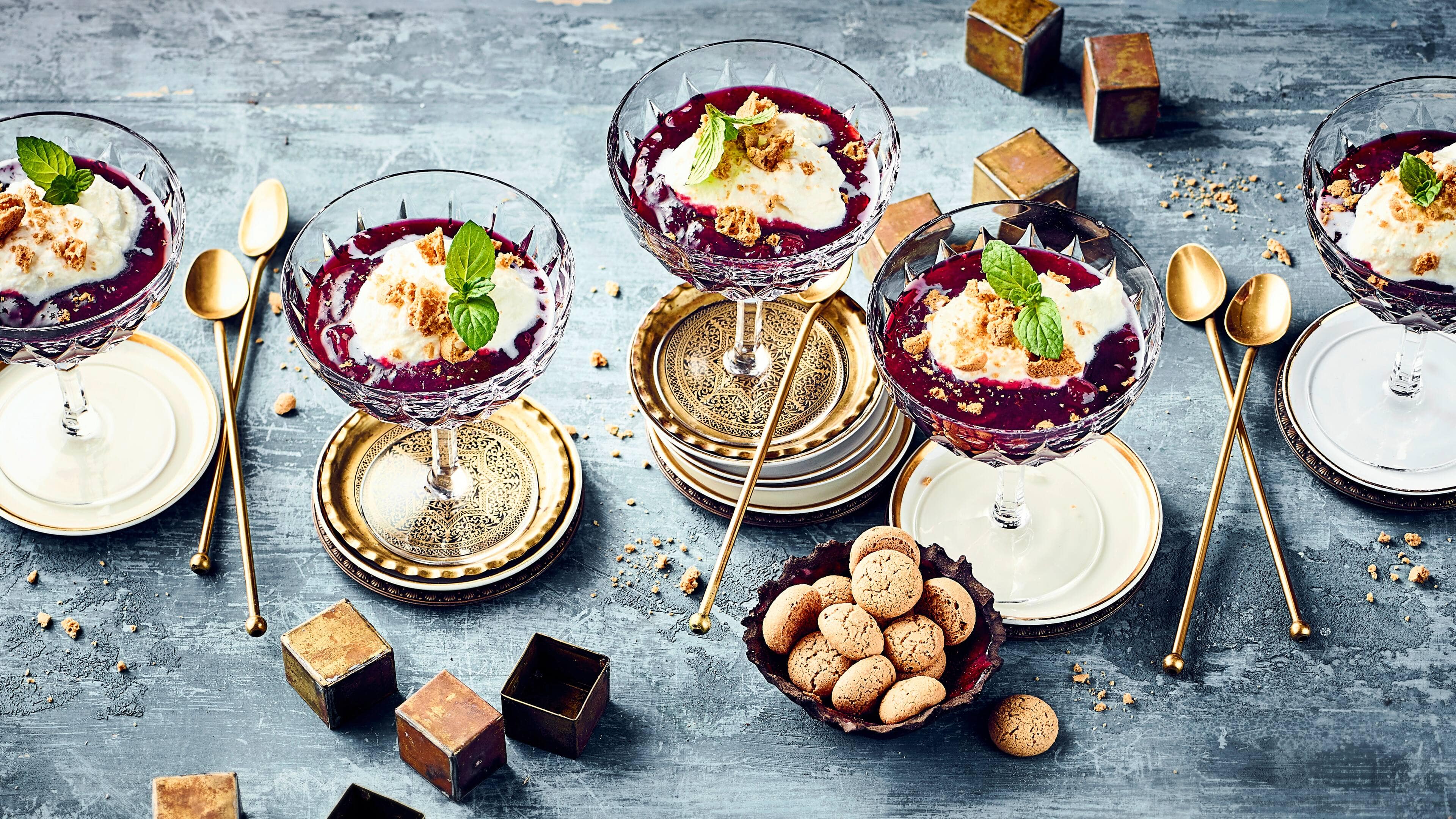 Sauerkirsch-Kompott Leckeres Dessert im Glas: Unser fruchtig-süßer Kompott aus frischen Sauerkirschen - Mit Joghurt verfeinert und Amarettinis serviert.