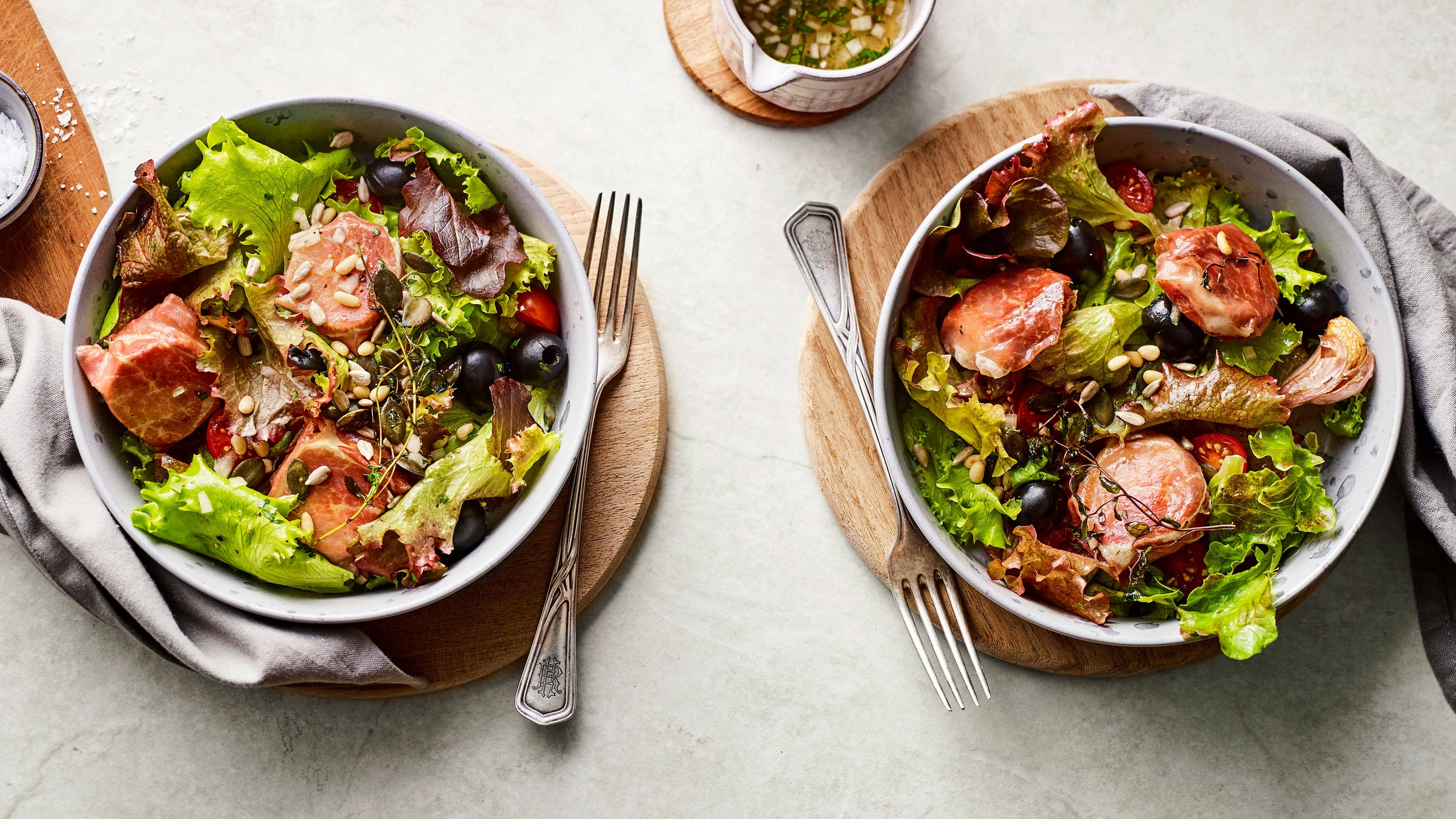 Gebratener Ziegenfrischkäse Probieren Sie unser Rezept für knusprig gebratenen Ziegenfrischkäse einmal aus: umwickelt mit Serrano-Schinken an Lollo Rosso Salat mit Tomaten und Oliven!