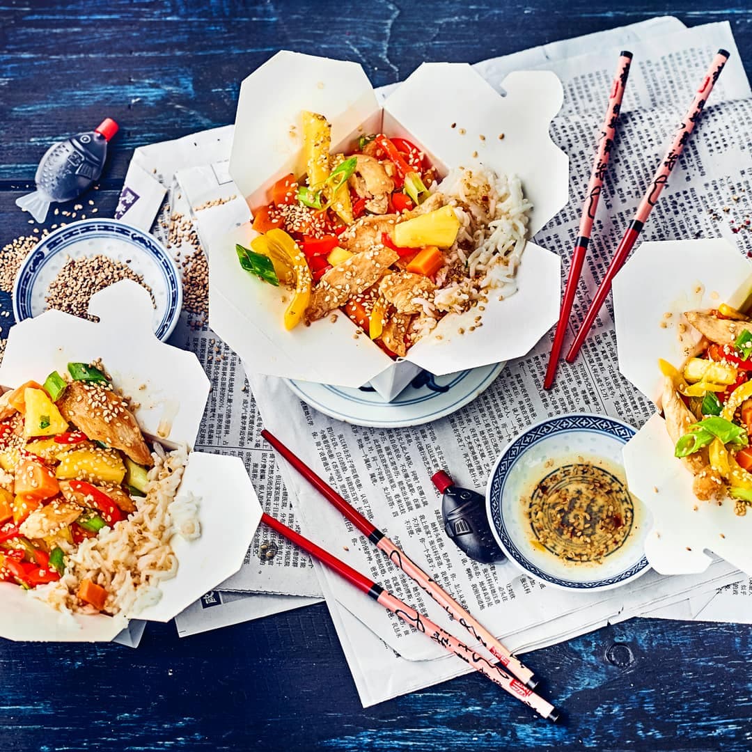 Süß-saures Gericht mit asiatischem Flair: Probieren Sie unser mariniertes Hähnchen-Geschnetzeltes mit Ingwer, Chili, Sesam und frischer Ananas – fertig in 40 Minuten!