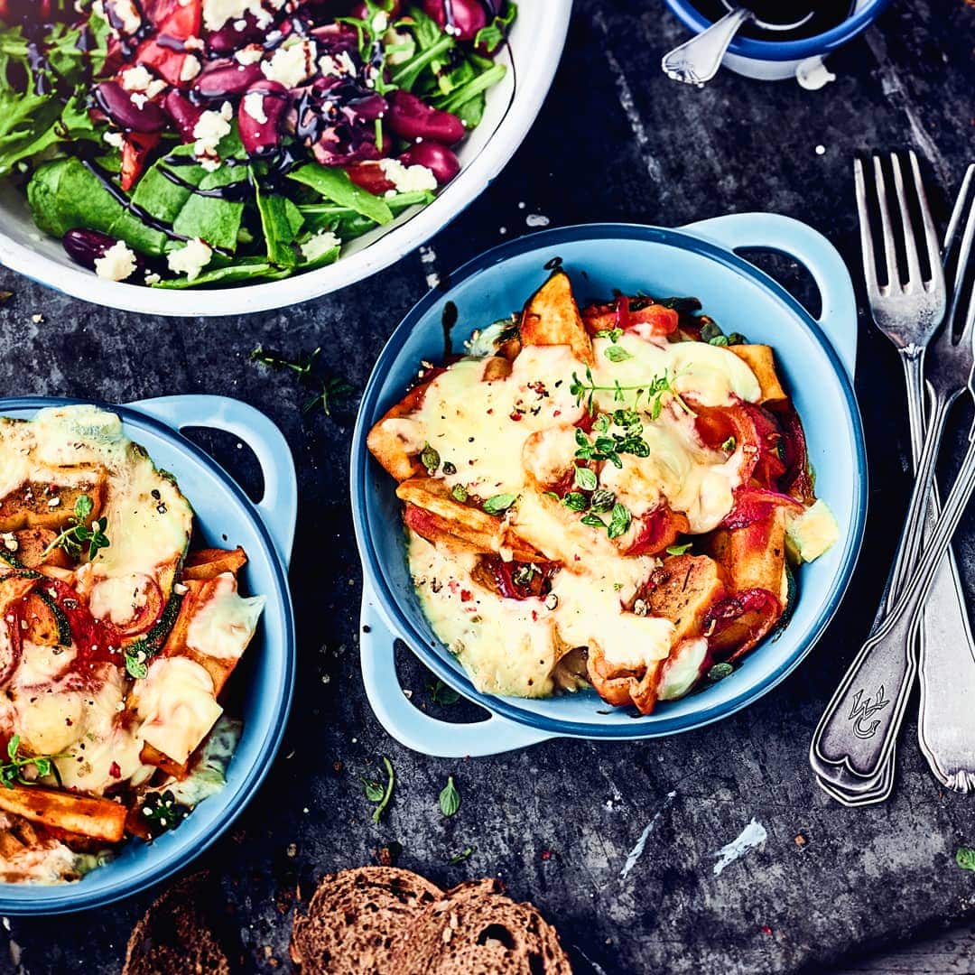 Unser Gratin mit Zwiebeln, Zucchini und den schwäbischen Nudeltaschen wird mit einem mediterraner Salat und Baguette gegessen – probieren Sie es aus.
