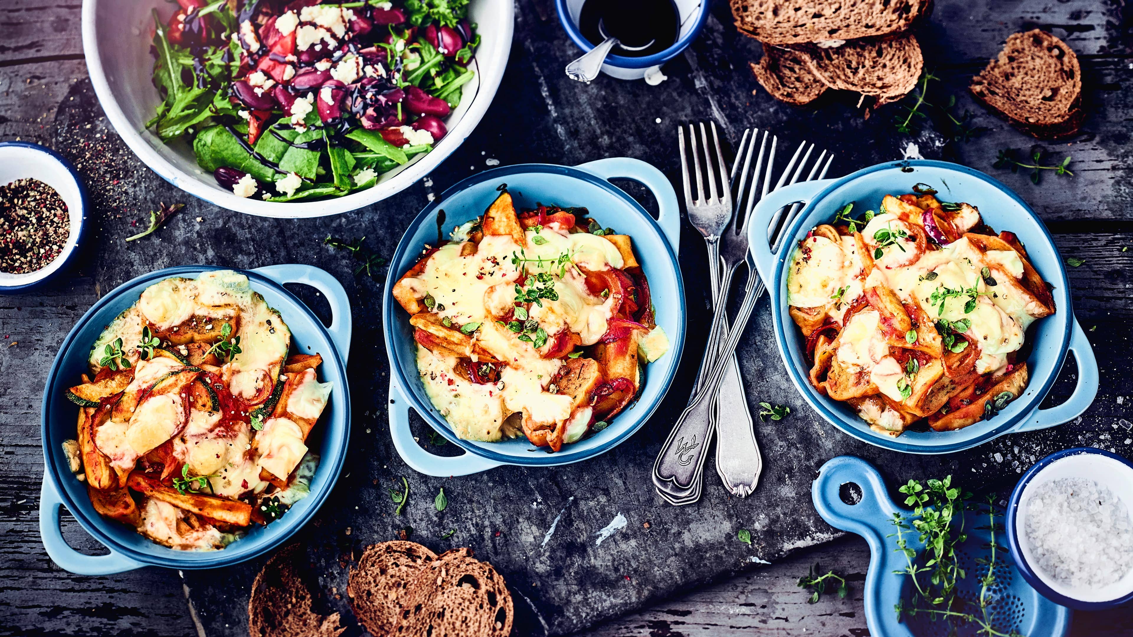 Maultaschen-Gratin Unser Gratin mit Zwiebeln, Zucchini und den schwäbischen Nudeltaschen wird mit einem mediterraner Salat und Baguette gegessen – probieren Sie es aus.