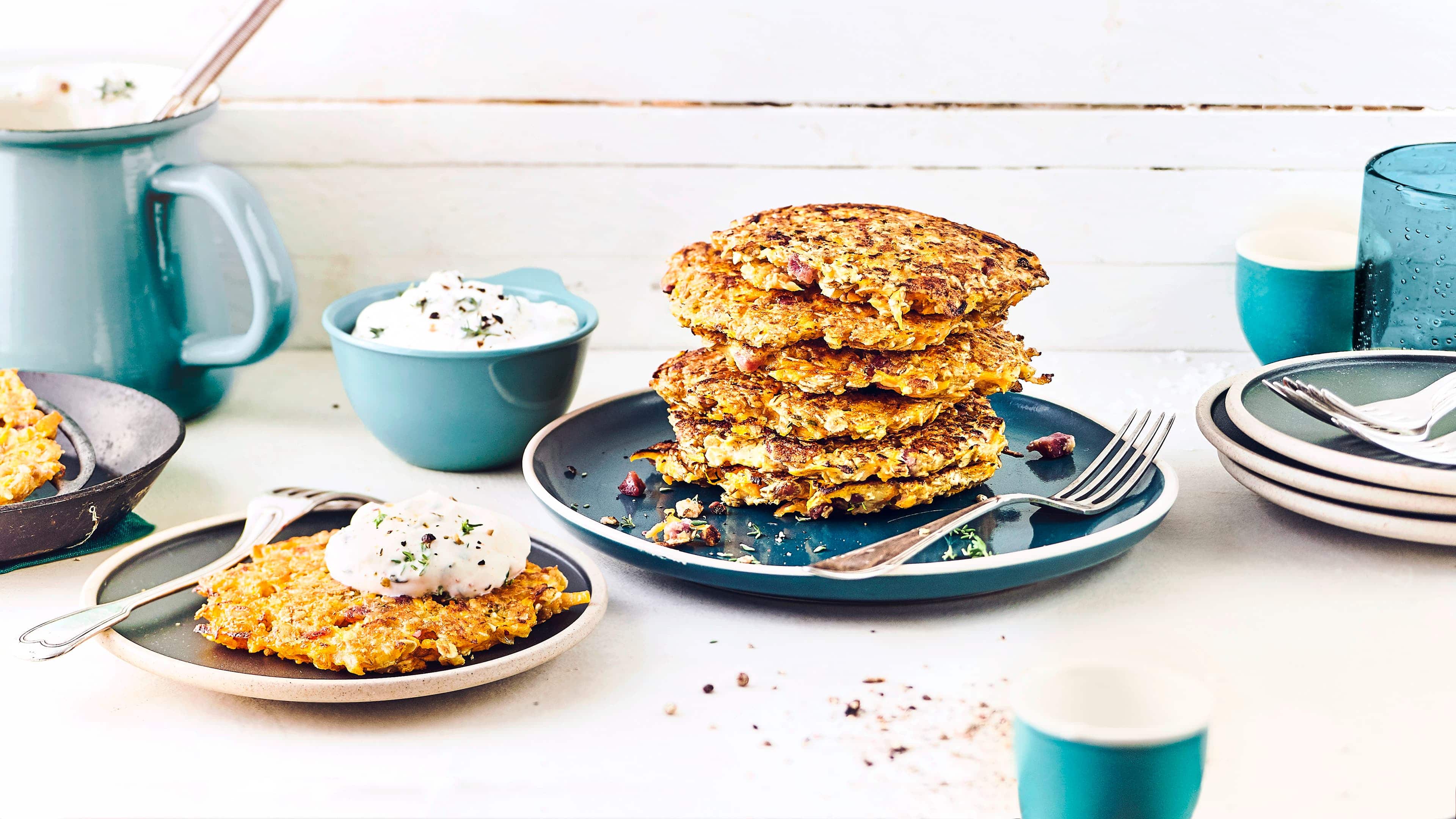 Möhren-Hafertaler Backen Sie leckere Möhren-Hafer-Taler aus Mehrkornflocken, Käse, Eiern und Schinkenwürfel und servieren Sie sie mit unserem Joghurt-Dip.