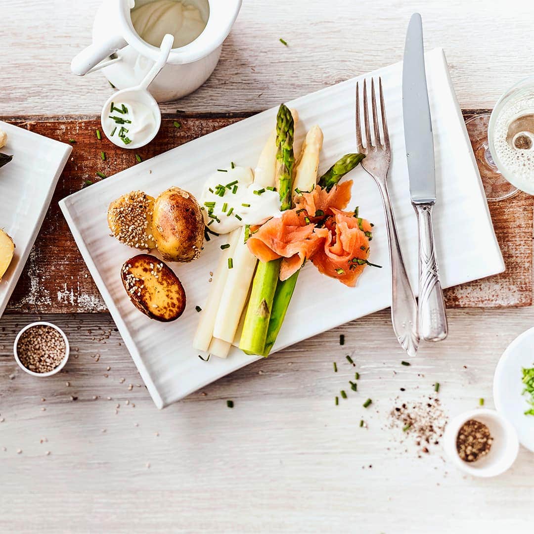Spargel mit geräuchertem Bärlauch-Lachs, selbstgemachter Ricottasauce und Kartoffeln. Ganz leicht zubereitet ein schönes Frühlingsrezept!