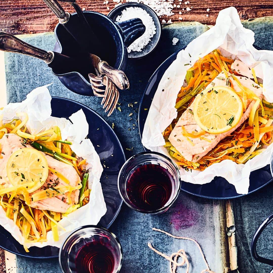 Dieses Fischgericht lässt sich gut vorbereiten und geht schnell: Probieren Sie unsere saftigen Lachspäckchen mit Gemüsejulienne aus Lauch und Karotten – fertig in 40 Minuten!