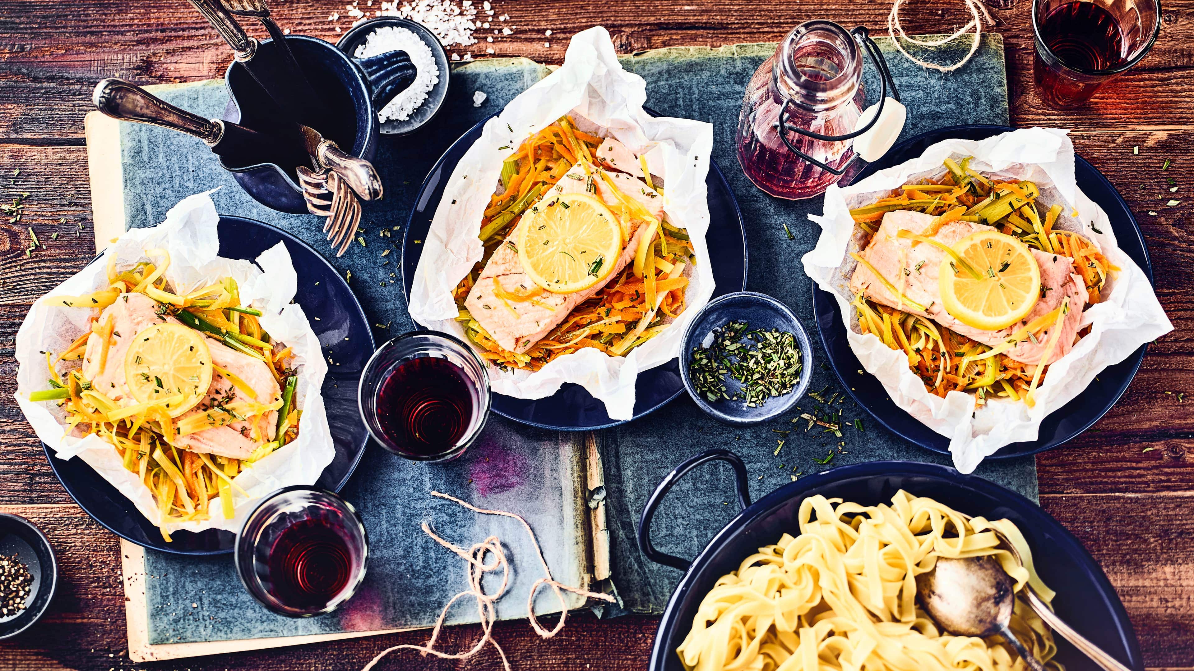 Lachspäckchen Dieses Fischgericht lässt sich gut vorbereiten und geht schnell: Probieren Sie unsere saftigen Lachspäckchen mit Gemüsejulienne aus Lauch und Karotten – fertig in 40 Minuten!