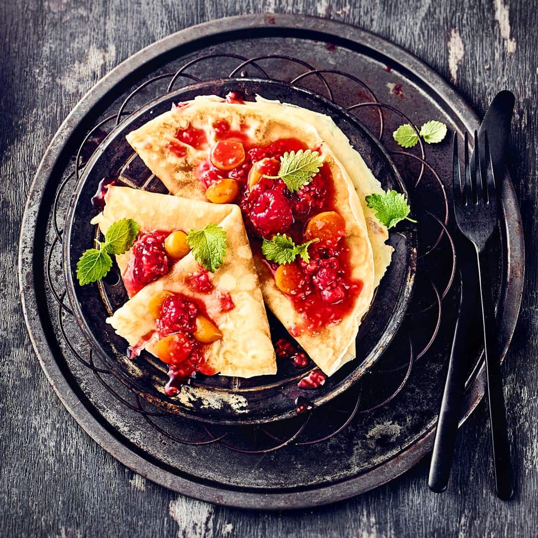 Bereiten Sie mit diesem Rezept hauchdünne französische Pfannkuchen zu. Mit einem Kompott aus Himbeeren und Physalis serviert, sind Sie ein herrlich fruchtiges Geschmackserlebnis!