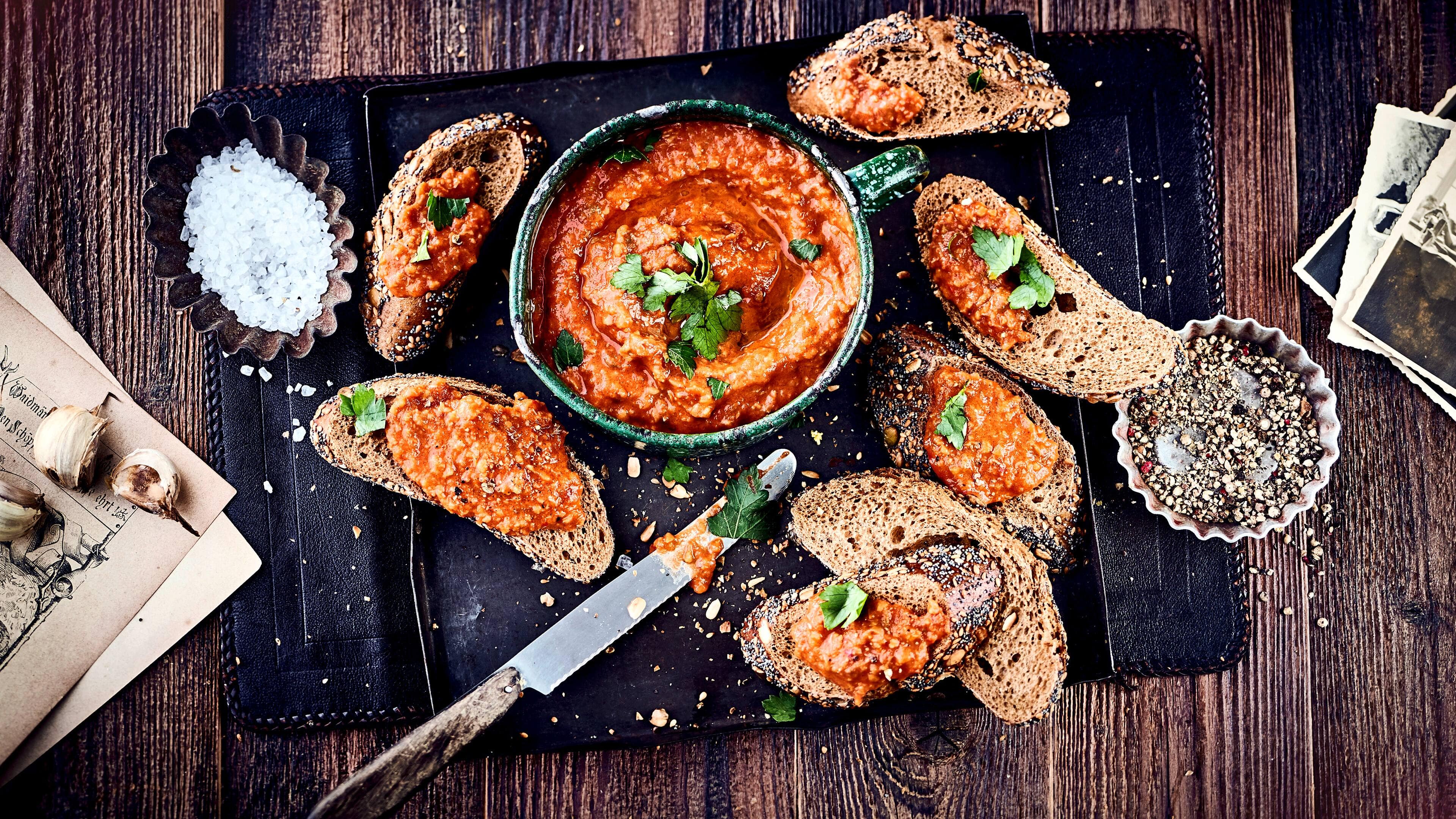 Tapenade à la Tomate Diese rote Olivenpaste hat ihren Ursprung in Südfrankreich und schmeckt gut zu frischem Brot: Probieren Sie unsere Tapenade à la Tomate mit Knoblauch, Thymian und Sardellenfilets – pikant und lecker!Diese rote Olivenpaste hat ihren Ursprung in Südfrankreich und schmeckt gut zu frischem Brot: Probieren Sie unsere Tapenade à la Tomate mit Knoblauch, Thymian und Sardellenfilets – pikant und lecker!
