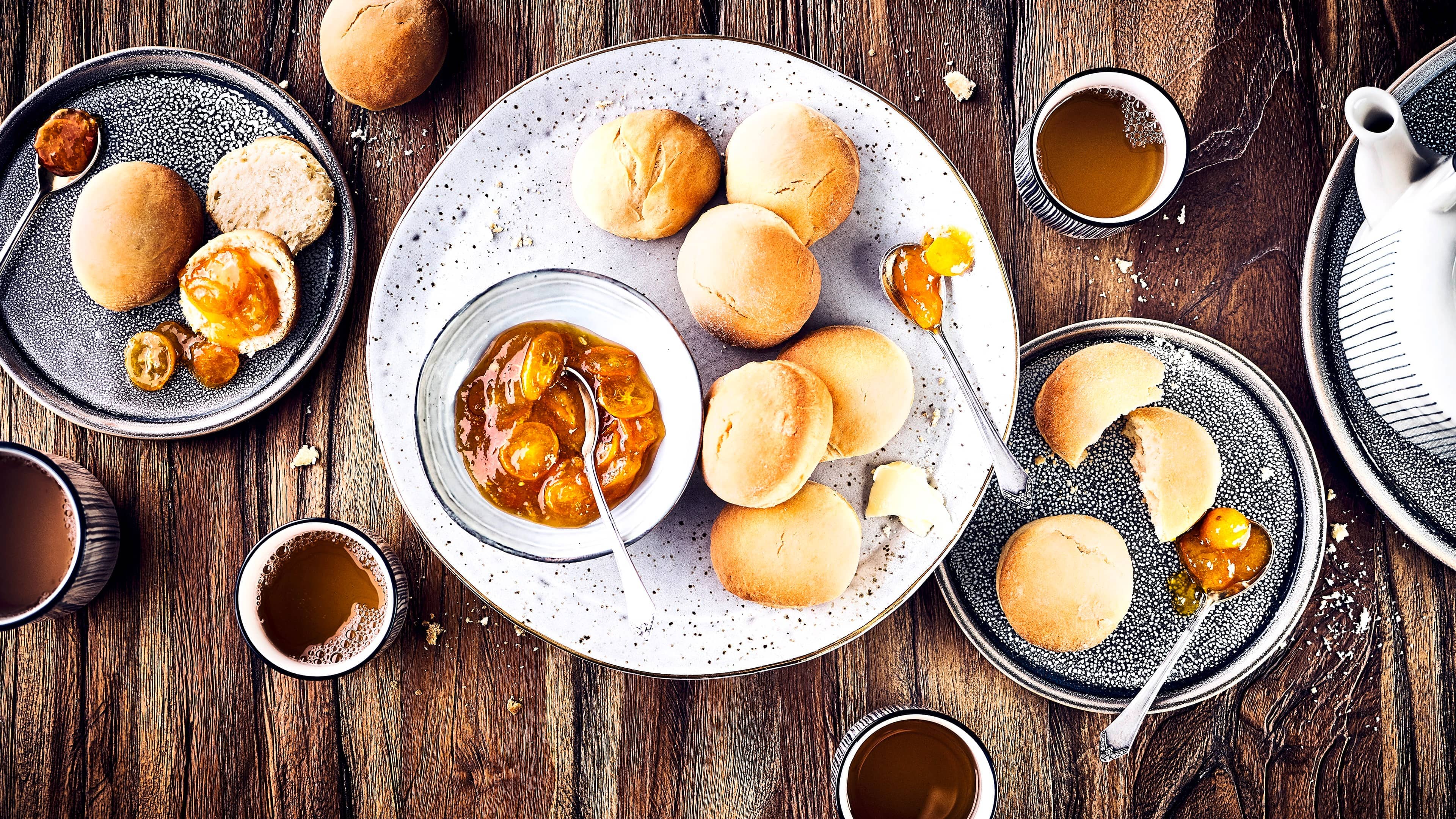 Schottische Scones Teebrötchen wie sie in Schottland gerne zur Teatime gegessen werden. Die schottischen Scones werden mit Zwergorangen-Konfitüre serviert. Dazu passt Clotted Cream.