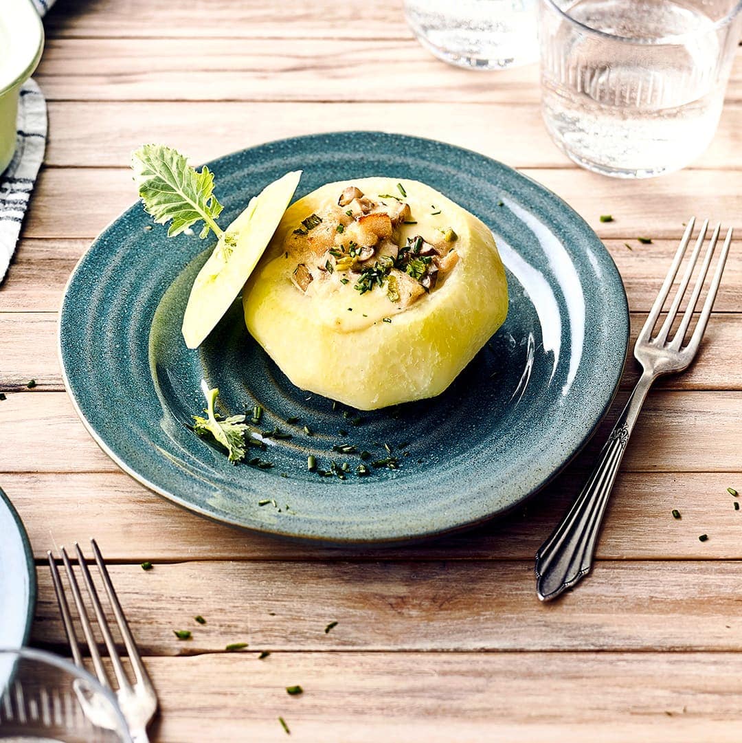 Eine Knolle voller Geschmack: Unsere gefüllten Kohlrabi mit Champignons, Zwiebeln und Gouda sind als vegetarisches Hauptgericht oder Beilage geeignet.