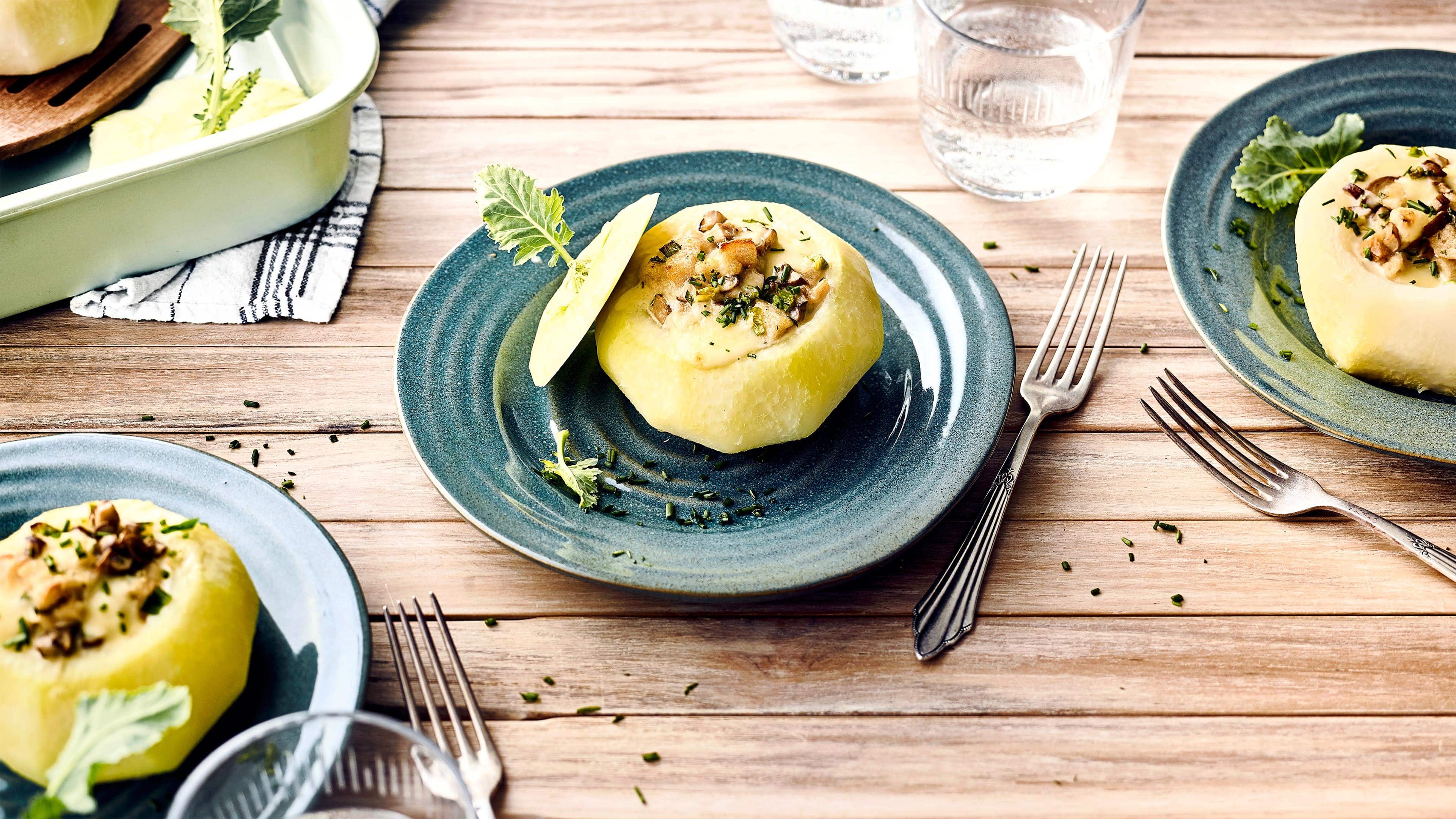 Gefüllte Kohlrabi mit Pilzen Eine Knolle voller Geschmack: Unsere gefüllten Kohlrabi mit Champignons, Zwiebeln und Gouda sind als vegetarisches Hauptgericht oder Beilage geeignet.