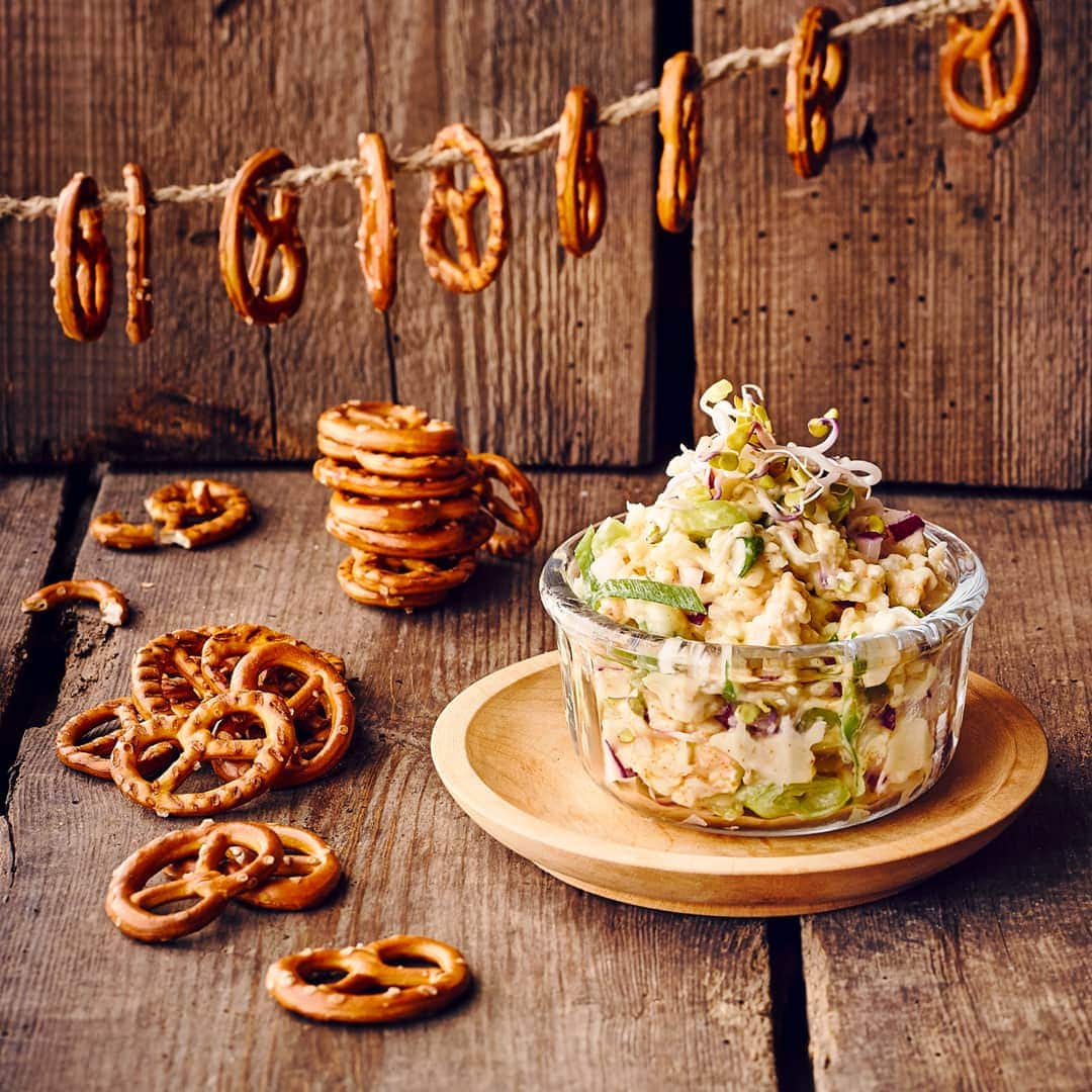 Bereiten Sie die bayrische Käsespezialität selbst zu und genießen Sie zur Brotzeit mit unseren Obazda-Rezepte würzigen Käse zu Brezel und Bier.
