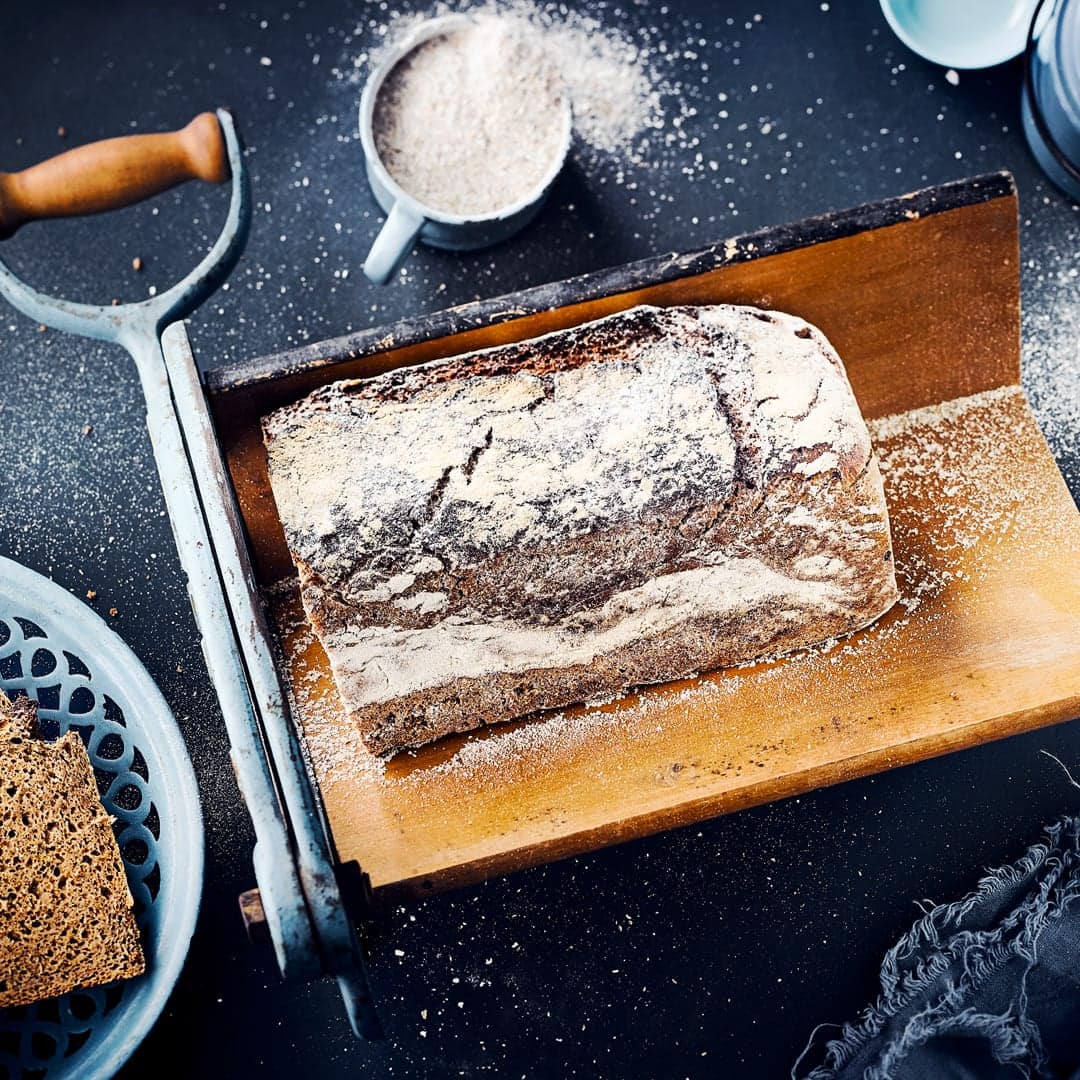 Backen Sie feinwürziges Roggensauerteigbrot und genießen Sie! Mit unserem Rezept bereiten Sie aus Roggenmehl und -schrot, Fenchelsamen, Zucker und Salz ein köstliches Brot im Backofen zu. Probieren Sie es aus.