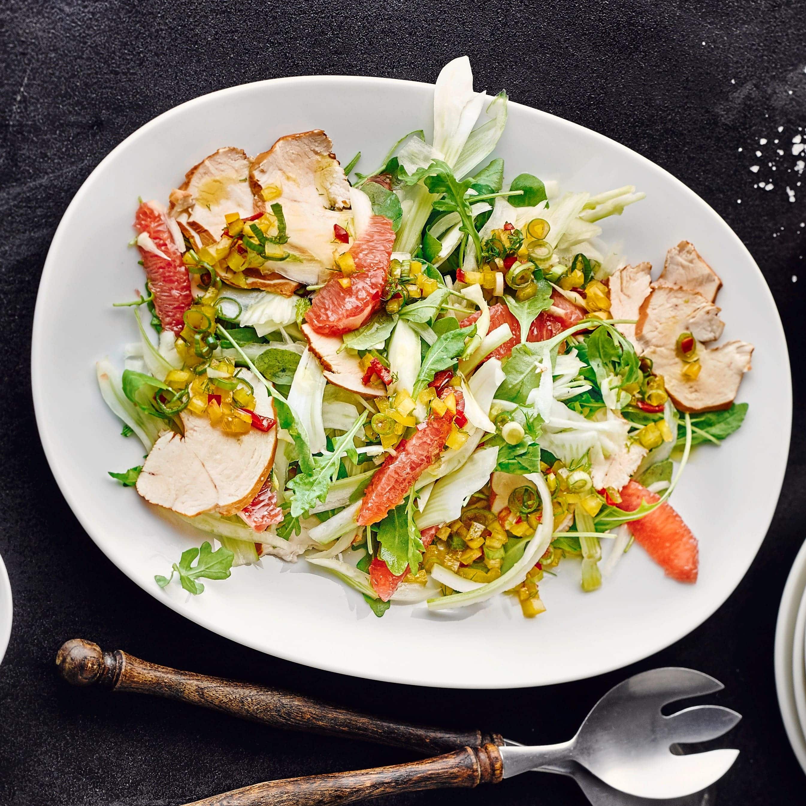 Probieren Sie unseren knackigen Salat aus Fenchel mit Blutorangenfilets und selbst geräuchertem Hähnchenbrustfilet.