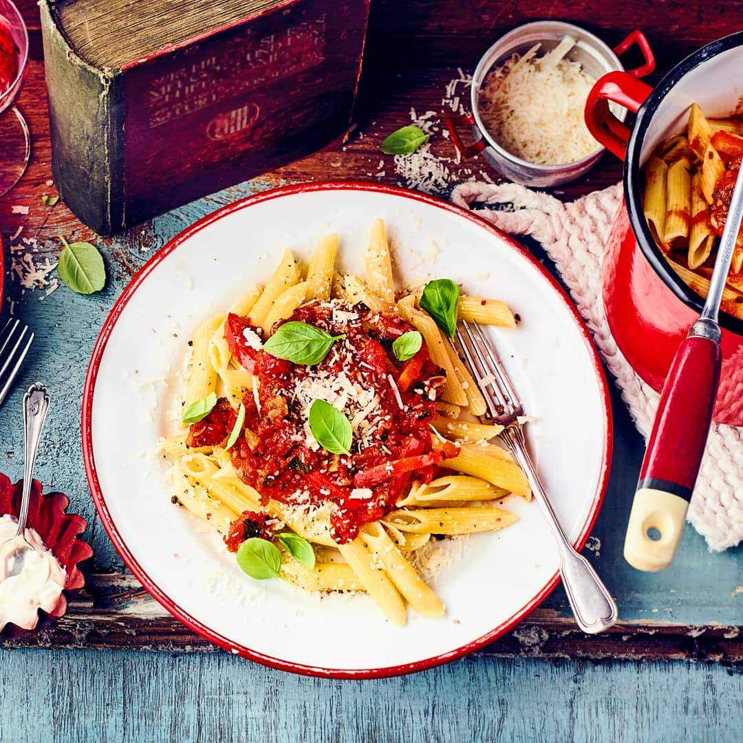 Es muss nicht immer aufwendig sein: Probieren Sie unsere schnellen Penne mit einer pikanten Soße aus passierten Tomaten und buntem Gemüse mit Paprika und Frühlingszwiebeln – fertig in 35 Minuten!