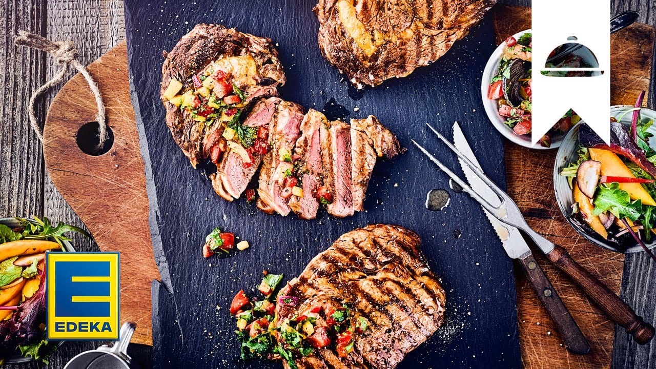 Entrecôte mit Mangosalat - Saftige Steaks mit fruchtiger Beilage YouTube Platzhalterbild für ein Video mit dem Titel 'Entrecôte mit Mangosalat - Saftige Steaks mit fruchtiger Beilage'.