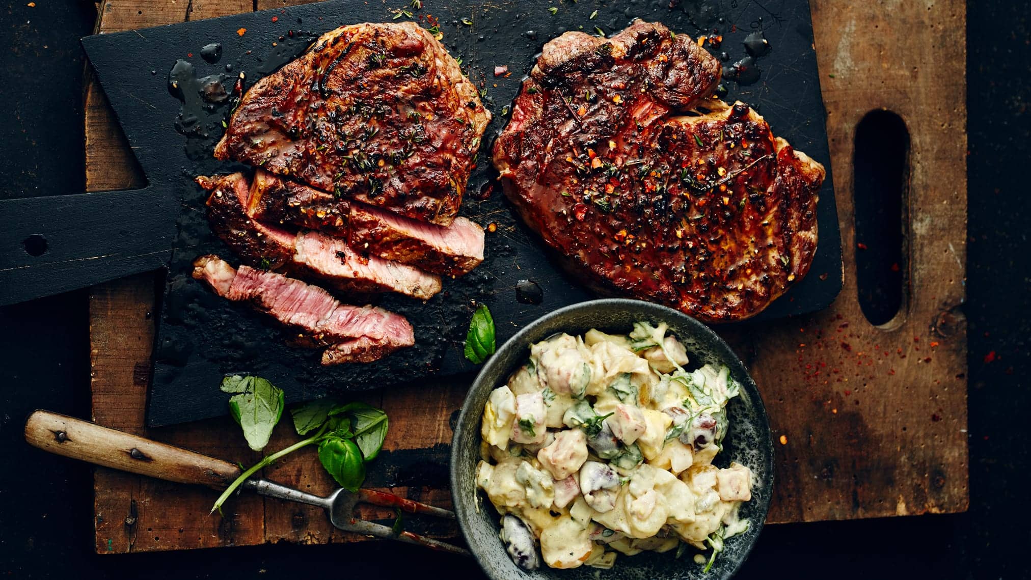 Entrecote-Steak mit BBQ-Sauce Probieren Sie unser köstliches Rezept Entrecote mit Sweet BBQ-Sauce und kalifornischem Kartoffelsalat.