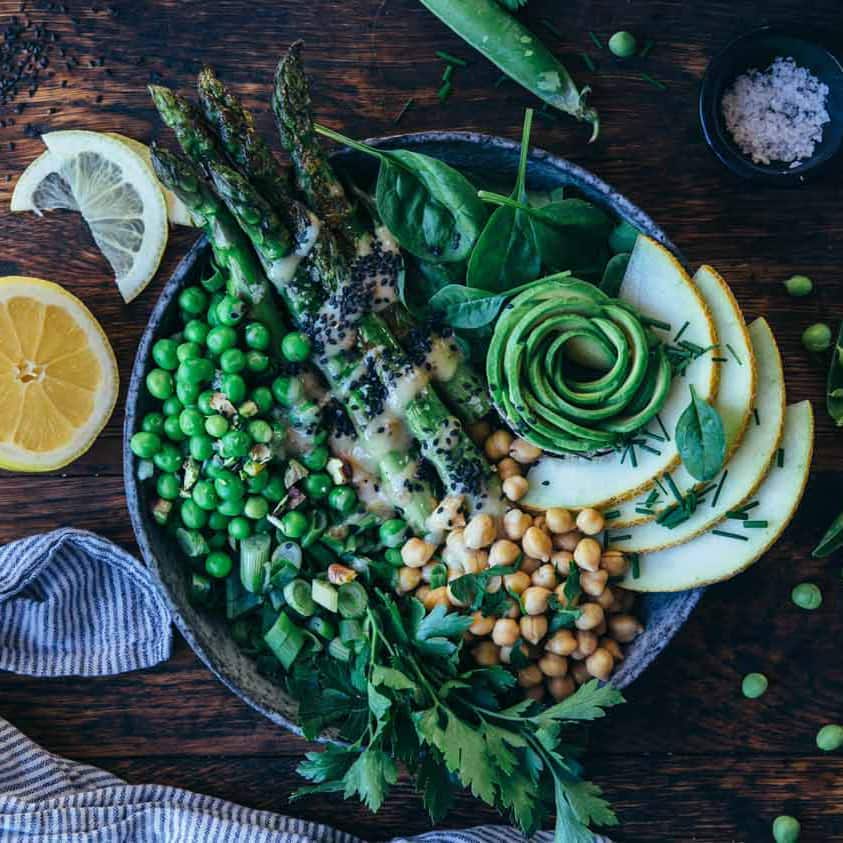 Mehr Grün geht fast nicht: Knackiger „Super-Green-Salad“ mit einer vollen Ladung Superfoods.