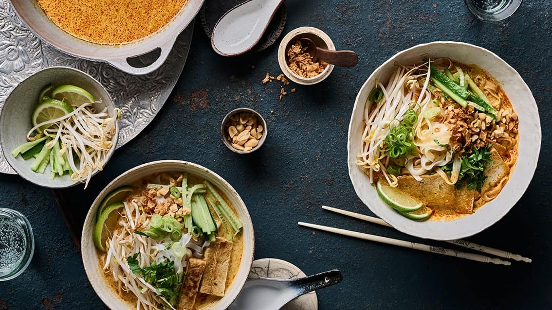Laksa-Curry mit Reisnudeln, Tofu und Erdnüssen Laksa-Curry mit Reisnudeln, Tofu und Erdnüssen