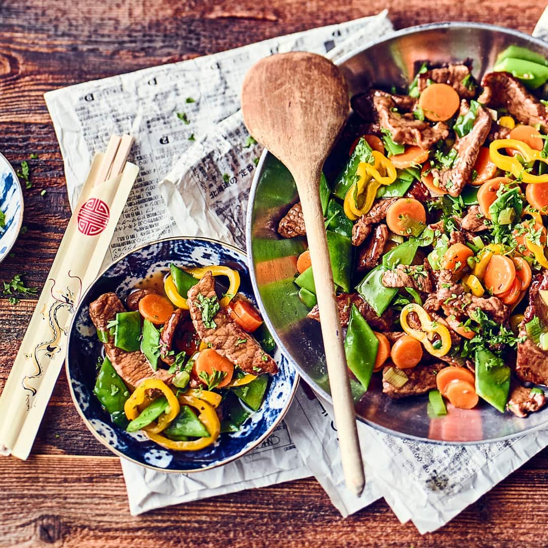 In köstlicher Teriyaki-Marinade eingelegtes Rinderfilet mit allerlei frischem Gemüse.