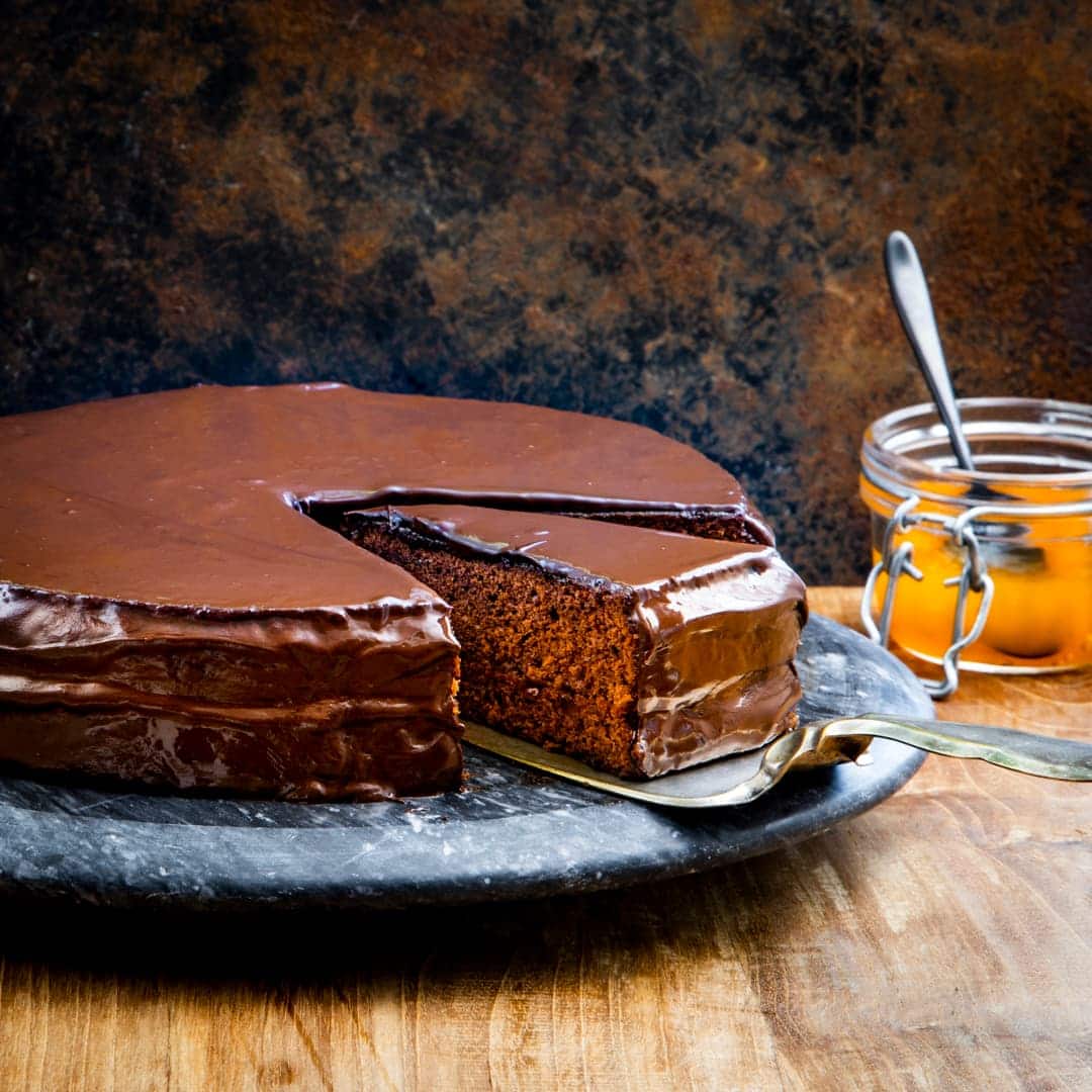 Sachertorte, eine Obsession für alle, die mehr wollen, als einfach nur Schokokuchen. Verfallen Sie mit Sachertorte-Rezepten einem Meisterstück der Backkunst, das im zartschmelzenden Schokoladenkleid seinen Auftritt hat.