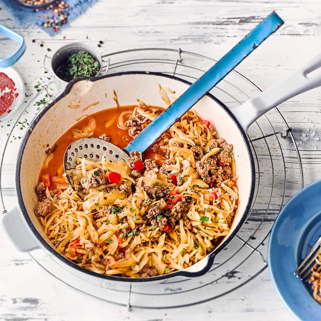 Kohl-Hack-Pfanne mit Paprikawürfeln in Pfanne