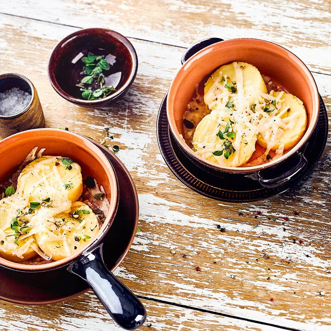 Genießen Sie dieses vegetarische Gericht als Beilage oder Zwischenmahlzeit: Probieren Sie unsere römischen Nocken aus Milch, Butter und Maisgrieß, verfeinert mit geriebenem Hartkäse!