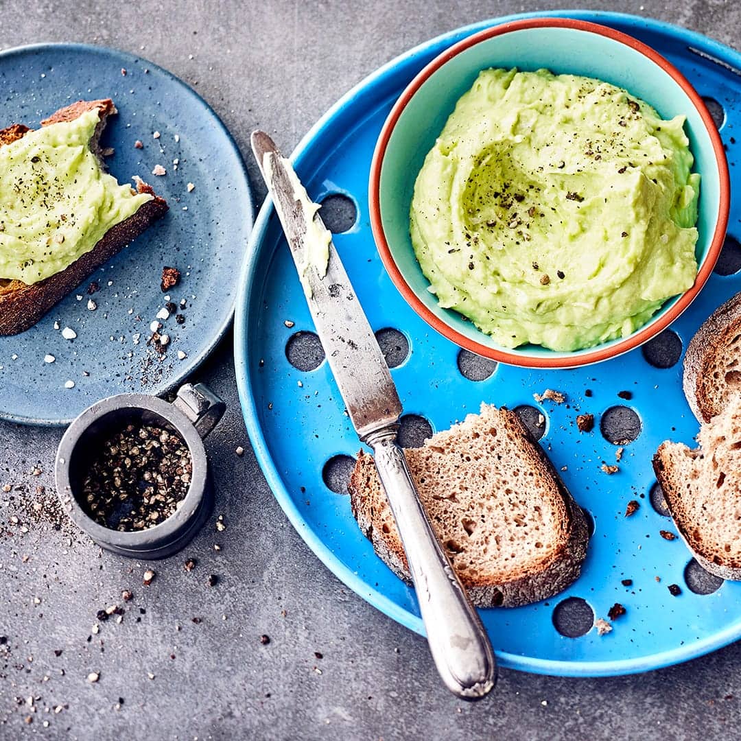 Sie lieben Avocado? Bereiten Sie unsere köstliche Avocadobutter zu und verfeinern Sie damit Brot, Salate und viele weitere Speisen!