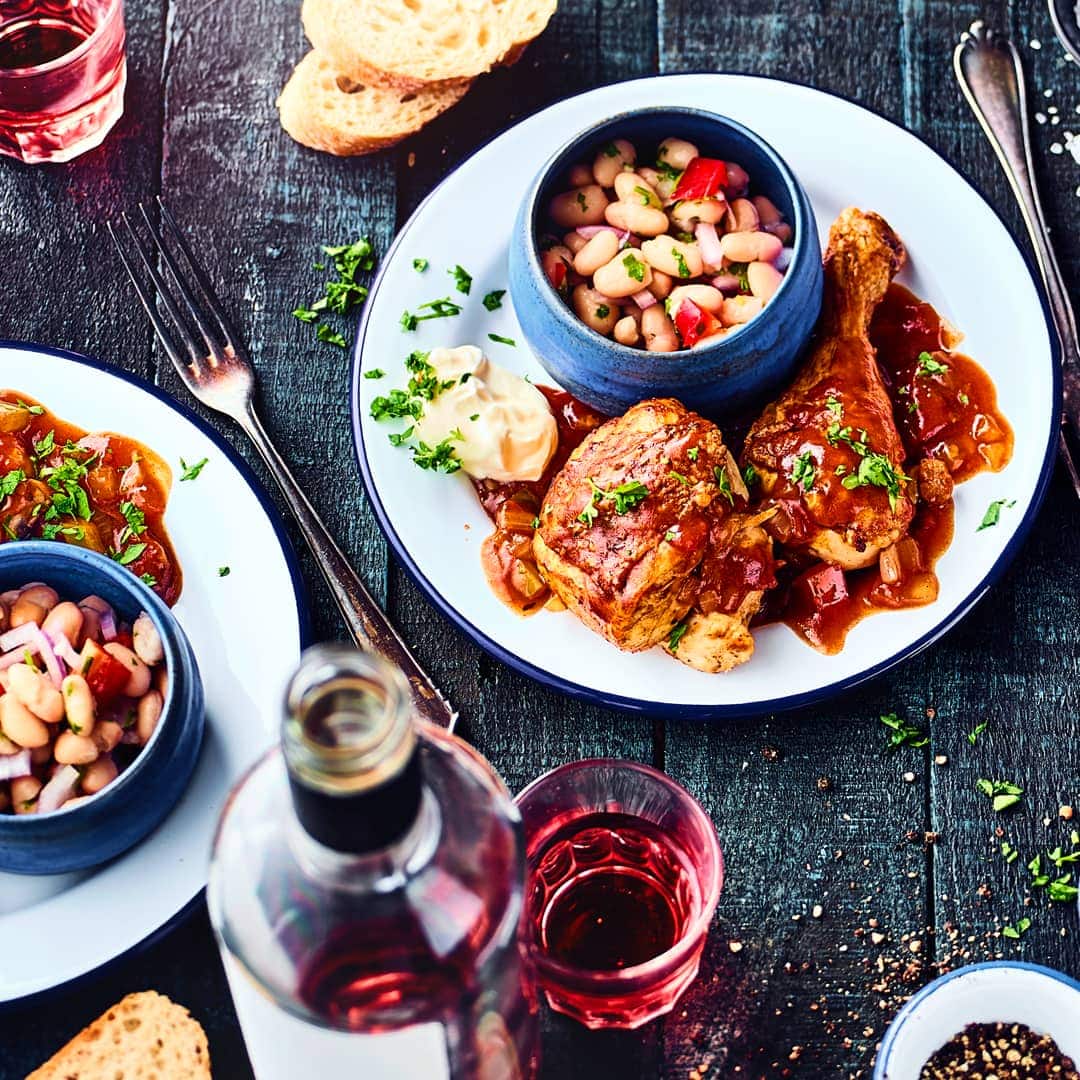 Unser Tipp für ein Geflügelgericht: Probieren Sie das Hähnchen aus dem Schmortopf mit Spitzpaprika, Tomate und saurer Sahne – würzig und lecker!