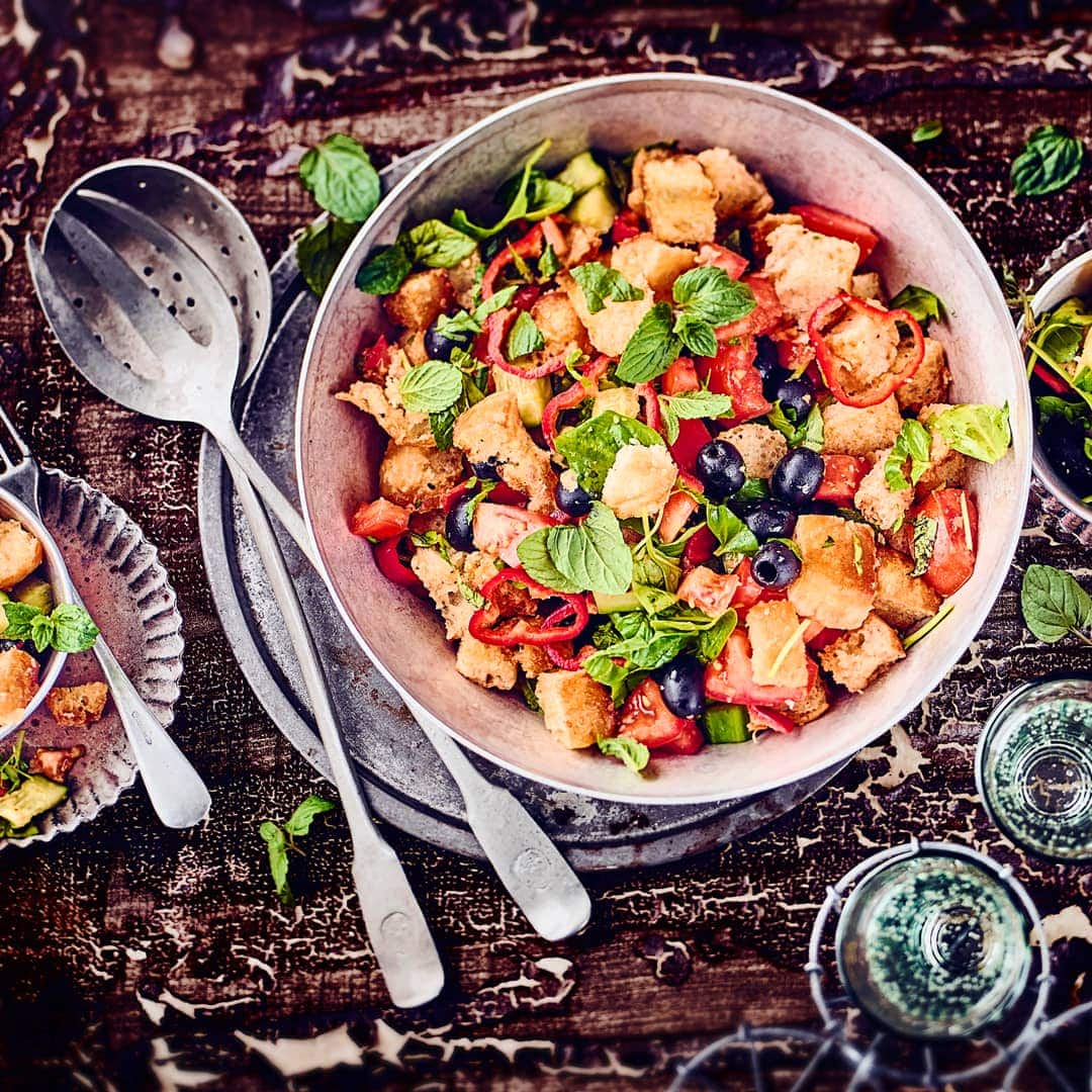 Köstlicher arabischer Salat aus Tomaten, Salatgurke, Spitzpaprika und geröstetem Fladenbrot -  Arabische Gewürze sorgen für ein tolles Aroma!