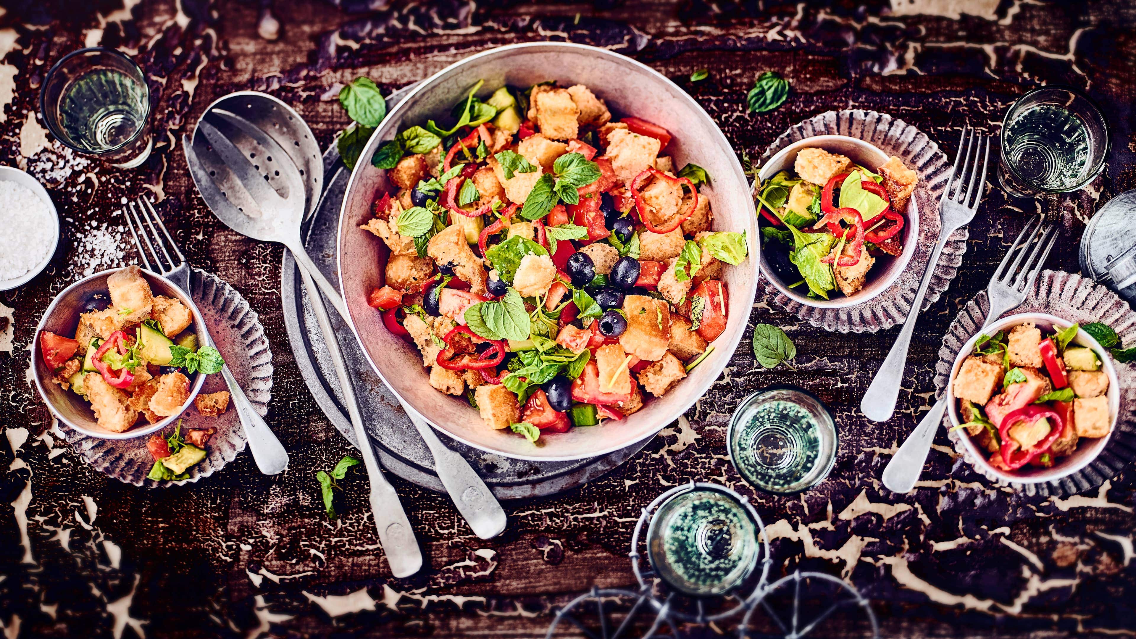 Arabischer Brotsalat Köstlicher arabischer Salat aus Tomaten, Salatgurke, Spitzpaprika und geröstetem Fladenbrot - Arabische Gewürze sorgen für ein tolles Aroma!