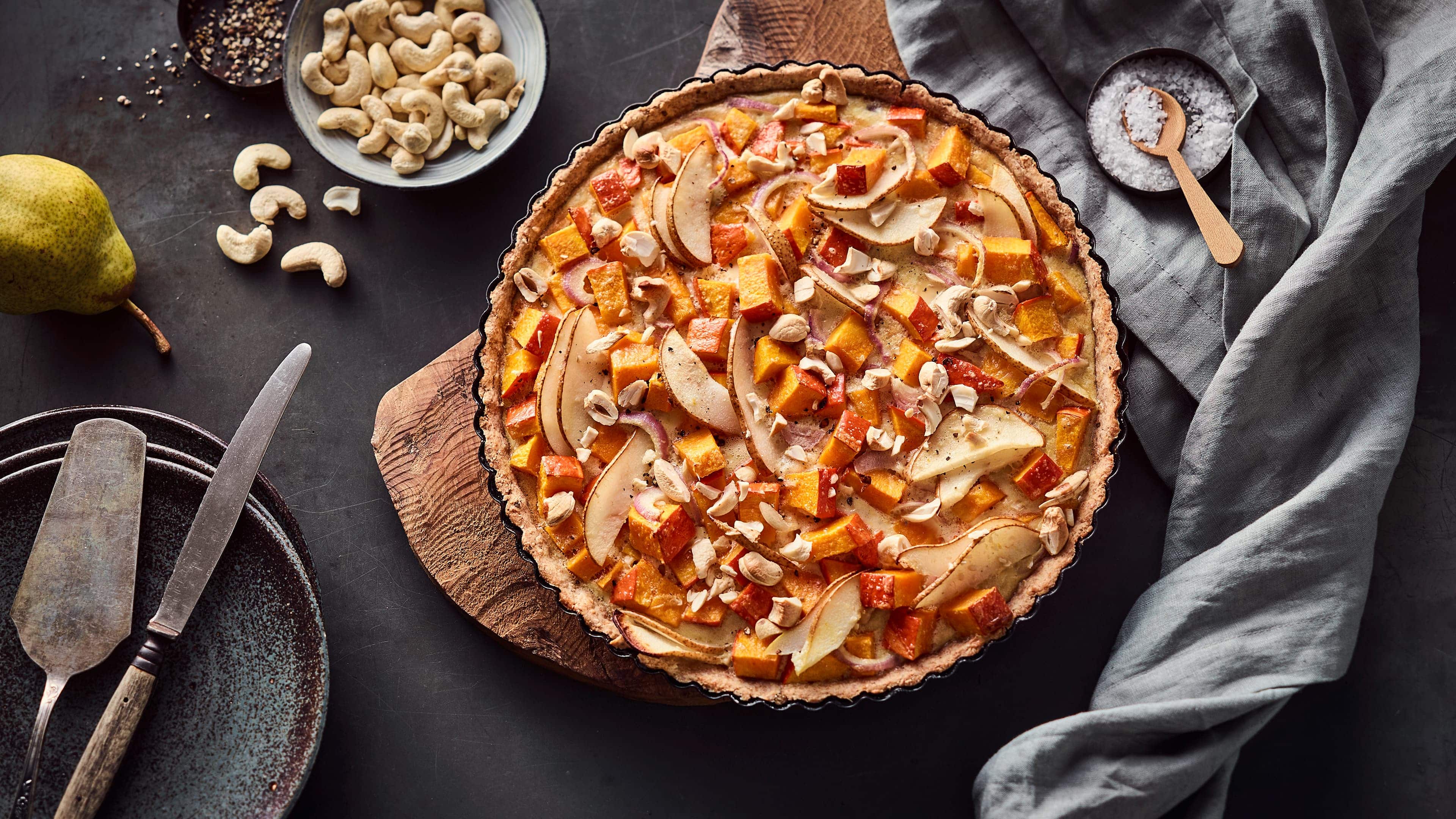 Kürbis-Birnentarte Unser Tipp für eine vollwertige Herbstmahlzeit: Probieren Sie unsere Kürbis-Birnen-Tarte mit Schafskäse, Cashewkernen und Gorgonzola-Weißwein-Guss!