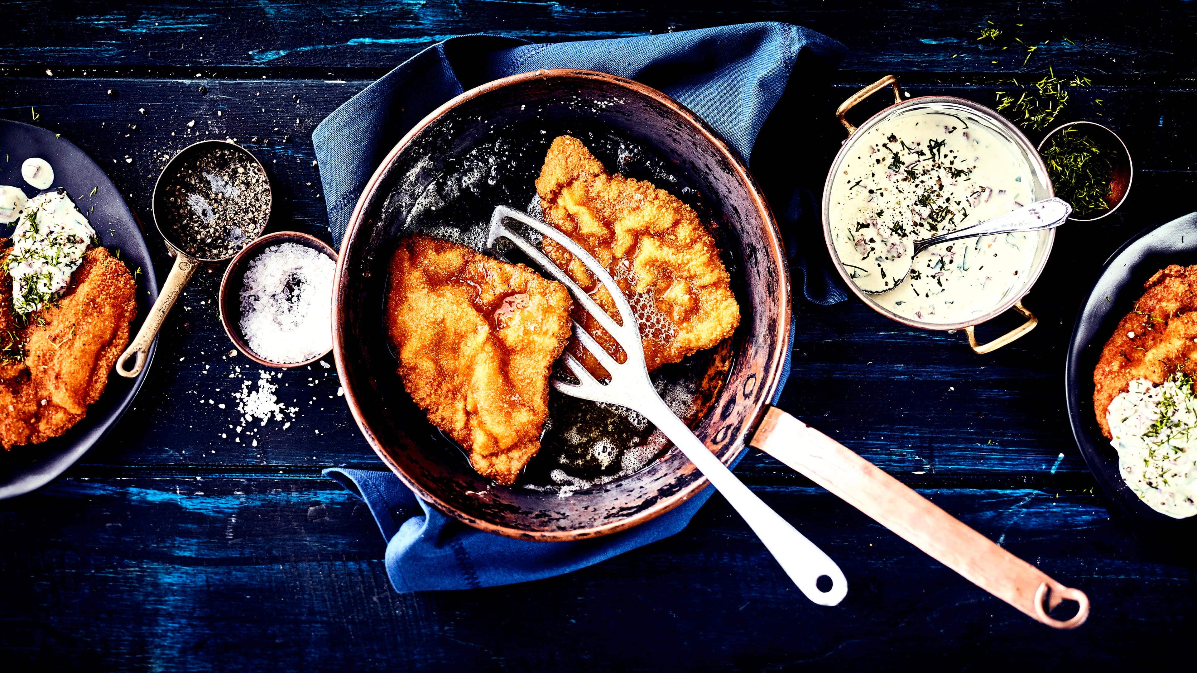 Hessisches Schmandschnitzel Köstliche Hausmannskost: Paniertes Schnitzel mit einer Sauce aus Schmand, Speck, Zwiebeln und Kräutern.